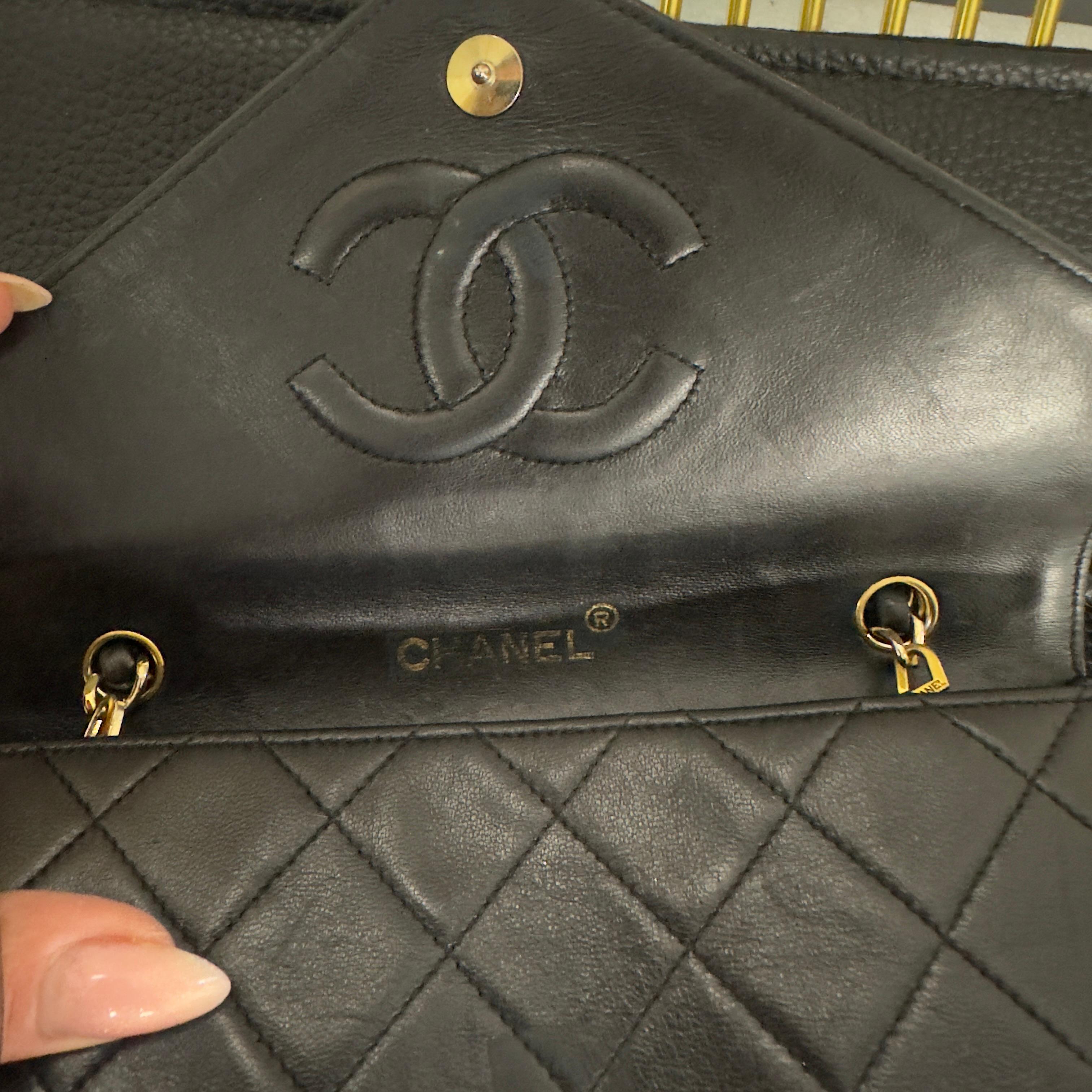 CHANEL – Mini Flap in Pelle Nera con Logo CC Dorato Oversize (Anni ’80) in vendita 7