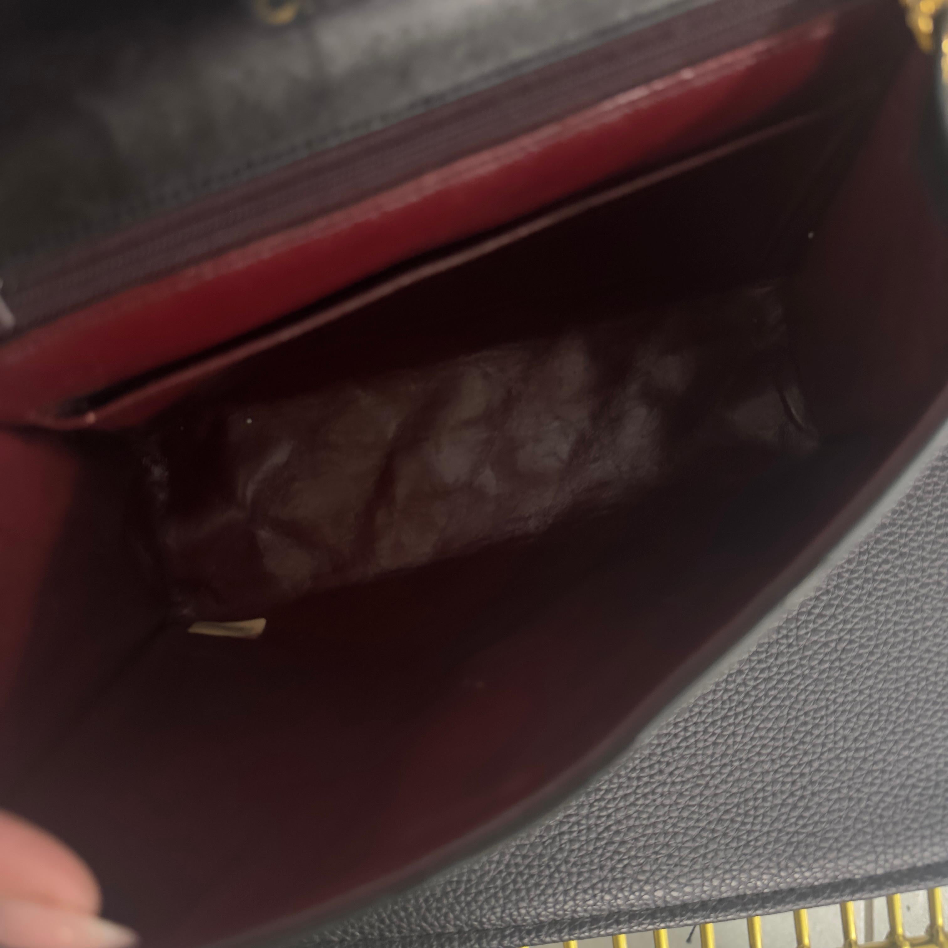 CHANEL – Mini Flap in Pelle Nera con Logo CC Dorato Oversize (Anni ’80) in vendita 8