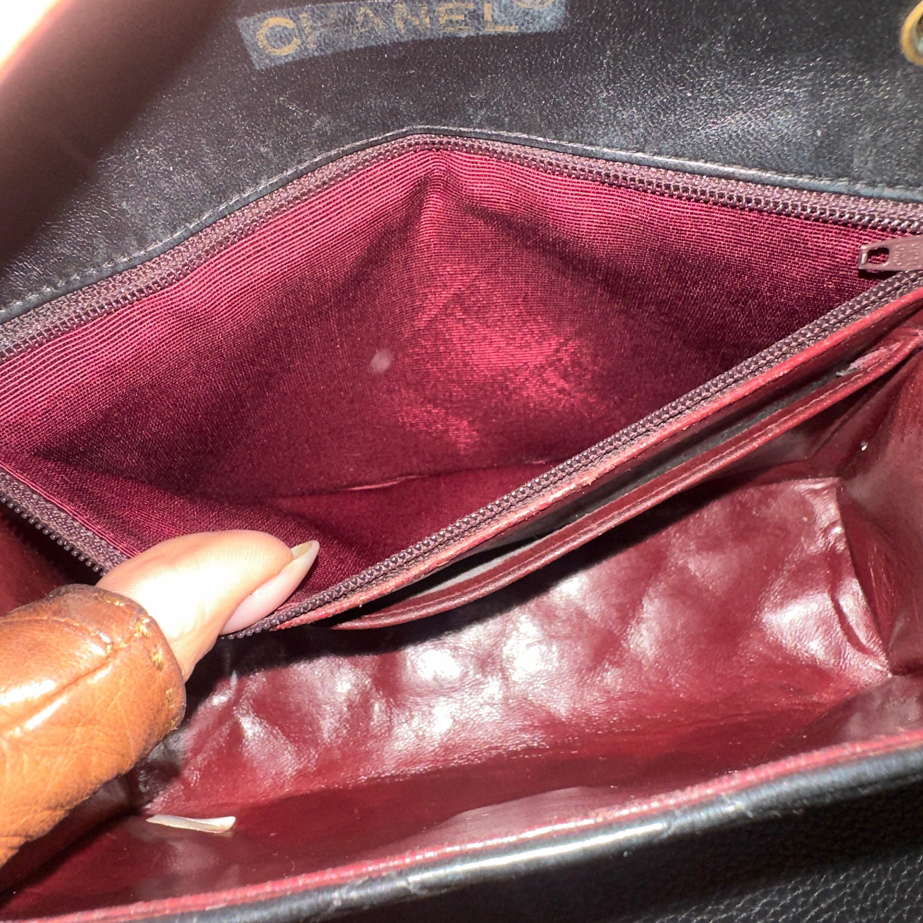 CHANEL – Mini Flap in Pelle Nera con Logo CC Dorato Oversize (Anni ’80) in vendita 9