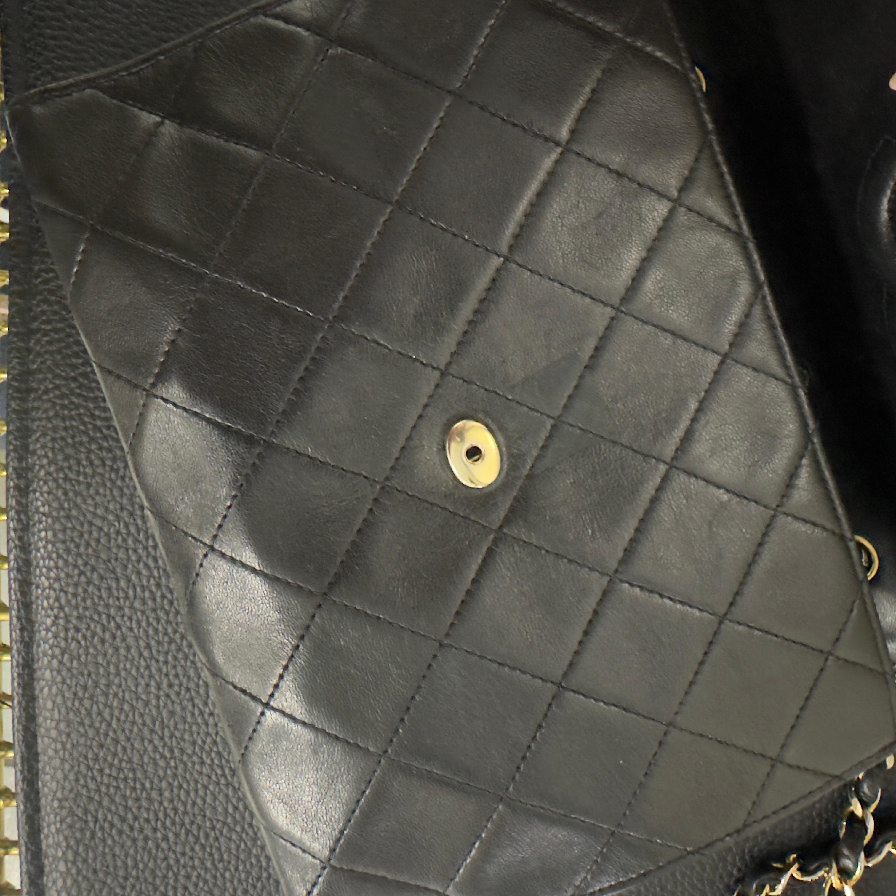 CHANEL – Mini Flap in Pelle Nera con Logo CC Dorato Oversize (Anni ’80) in vendita 12