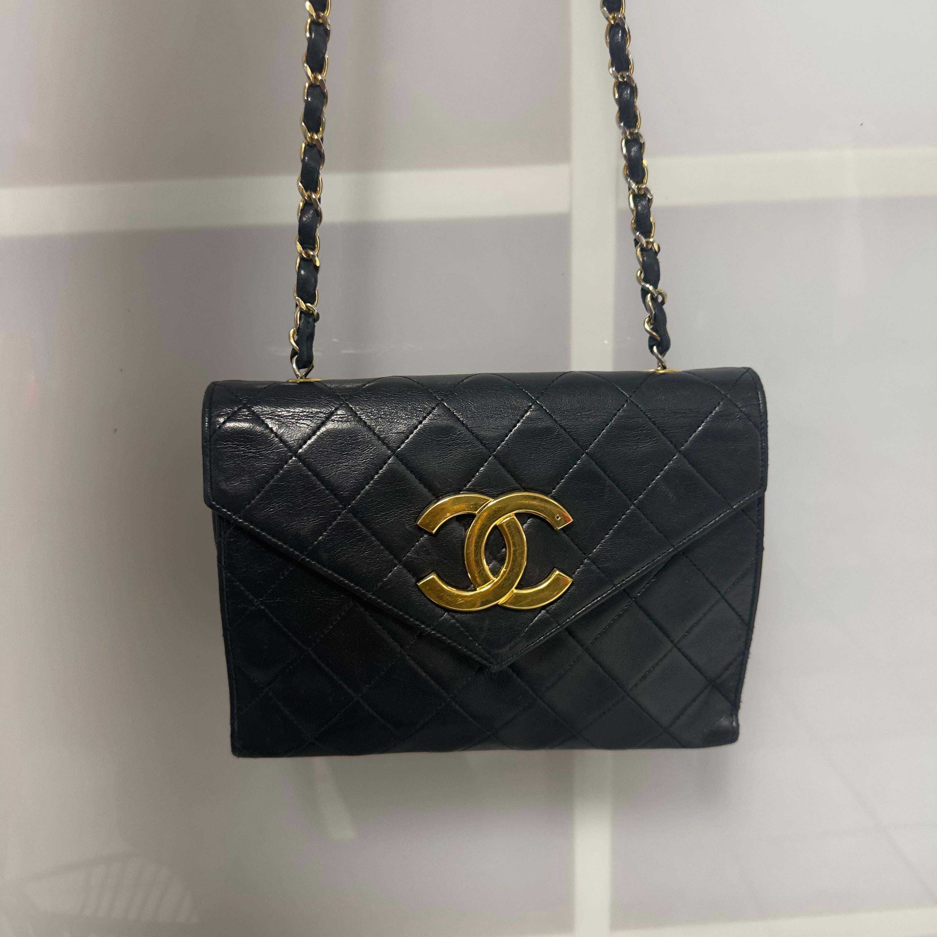 CHANEL – Mini Flap in Pelle Nera con Logo CC Dorato Oversize (Anni ’80) in vendita 13