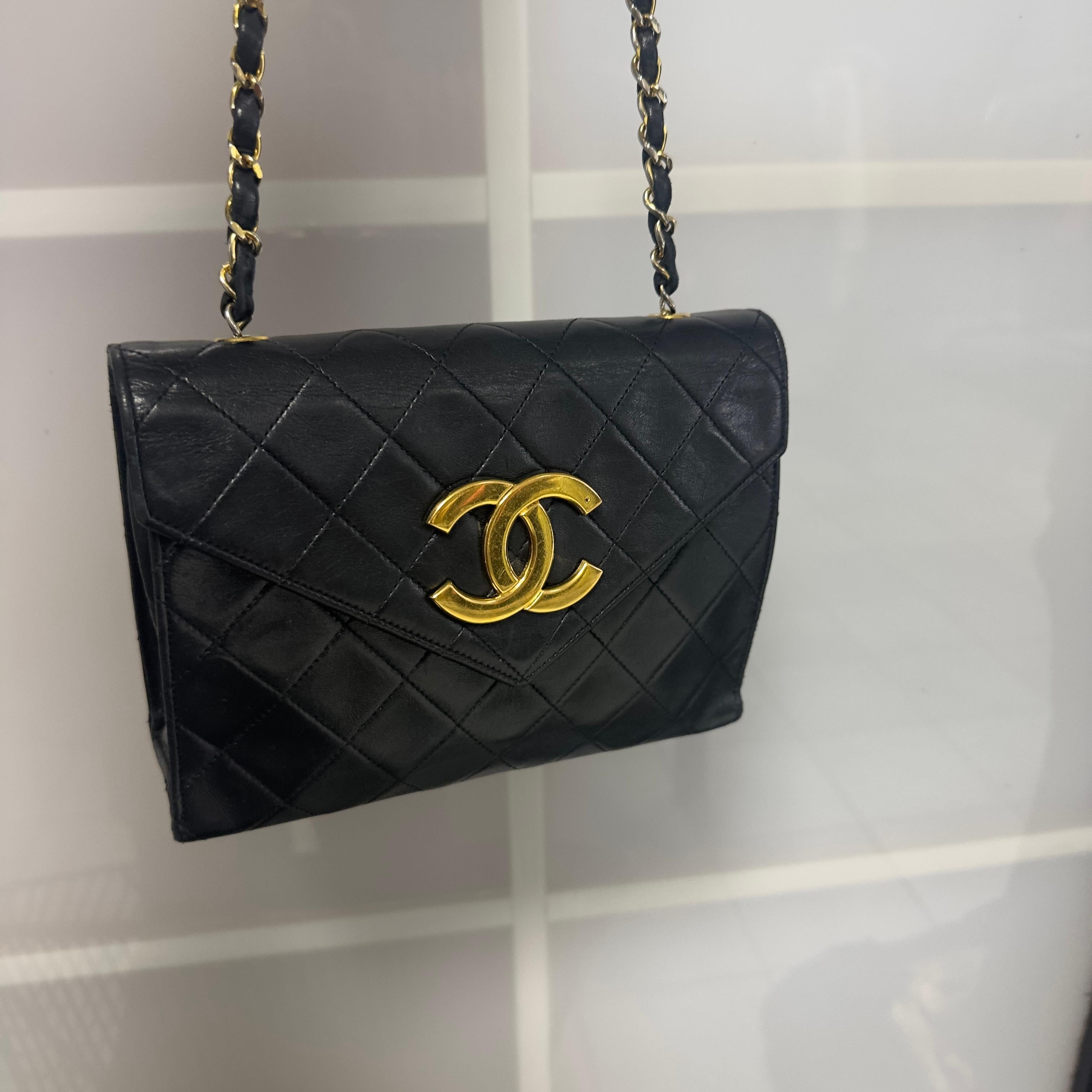 CHANEL – Mini Flap in Pelle Nera con Logo CC Dorato Oversize (Anni ’80) in vendita 14