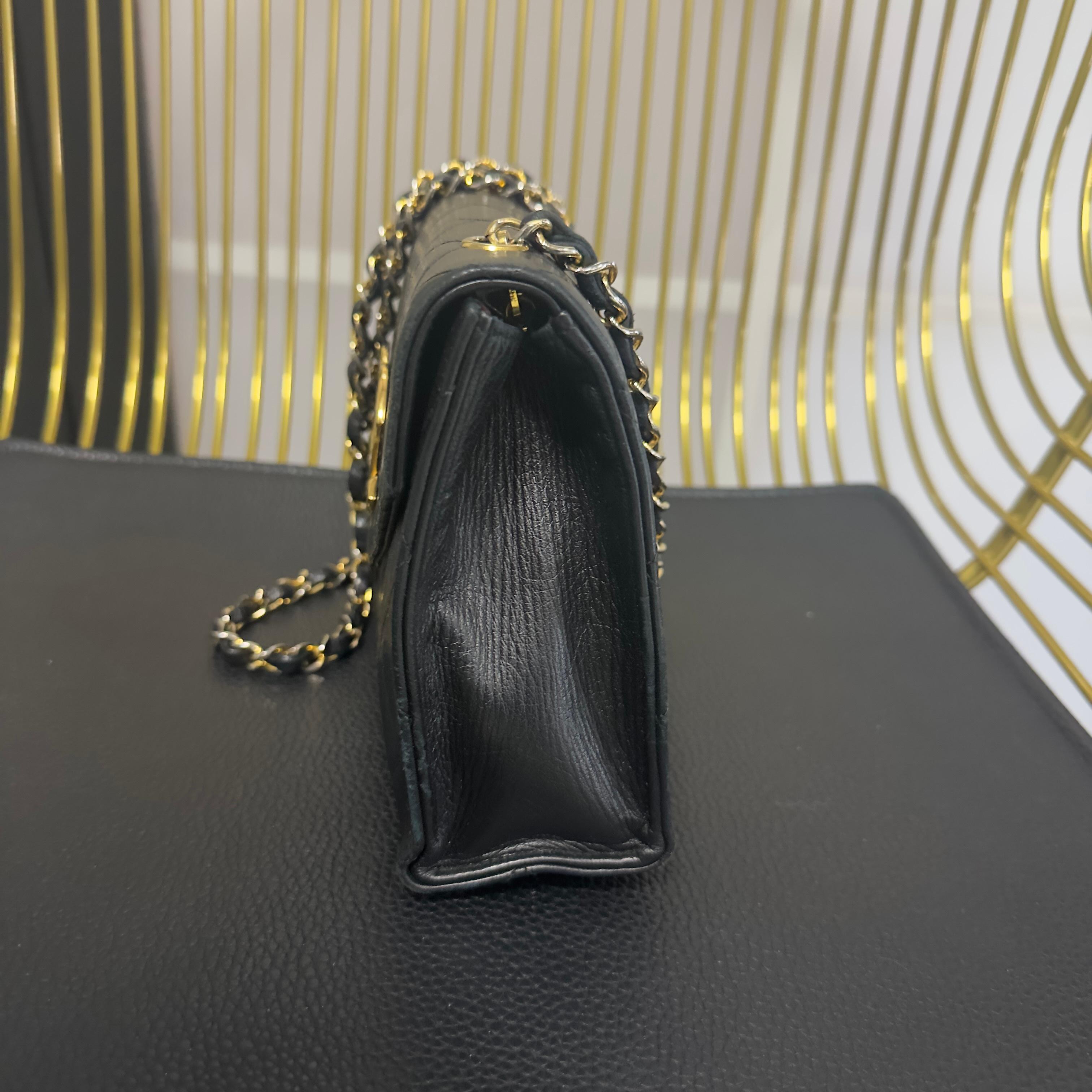 Black CHANEL – Mini Flap in Pelle Nera con Logo CC Dorato Oversize (Anni ’80) in vendita