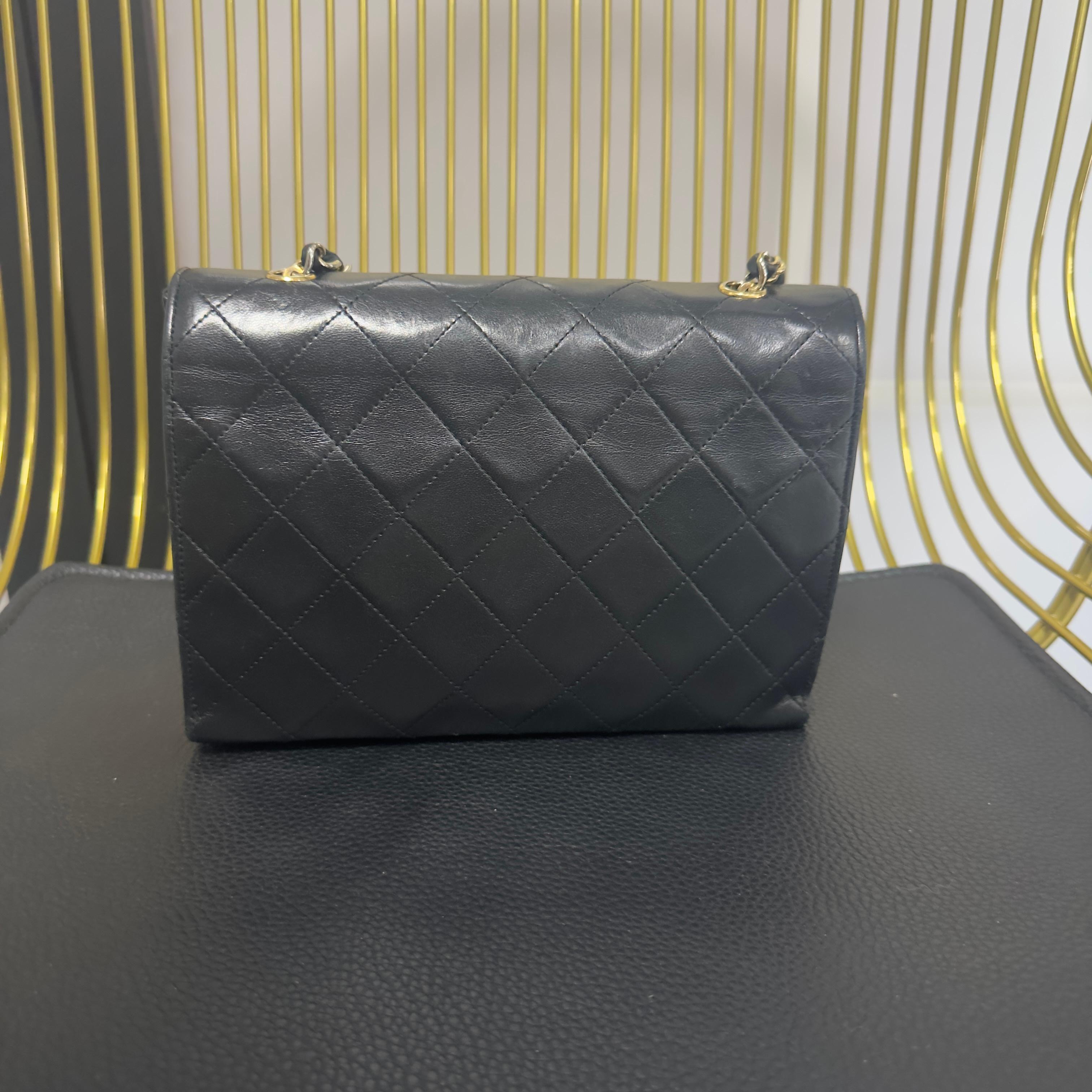 CHANEL – Mini Flap in Pelle Nera con Logo CC Dorato Oversize (Anni ’80) In condizioni ottime in vendita a Basaluzzo, IT