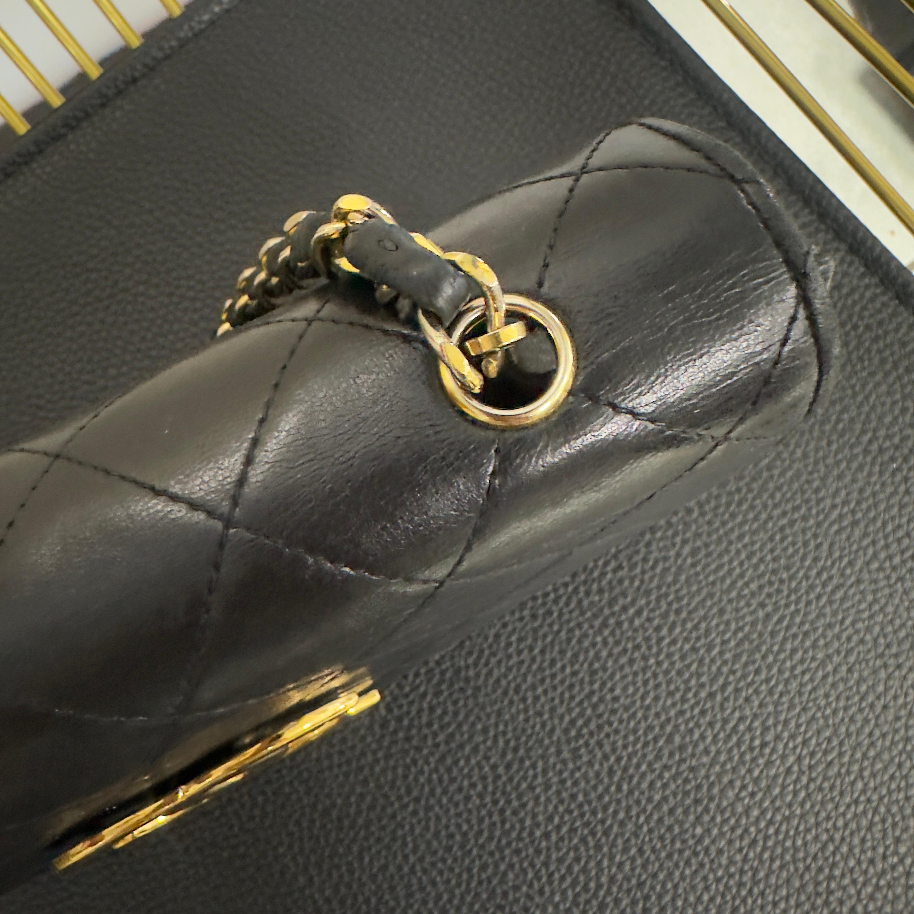 Donna CHANEL – Mini Flap in Pelle Nera con Logo CC Dorato Oversize (Anni ’80) in vendita