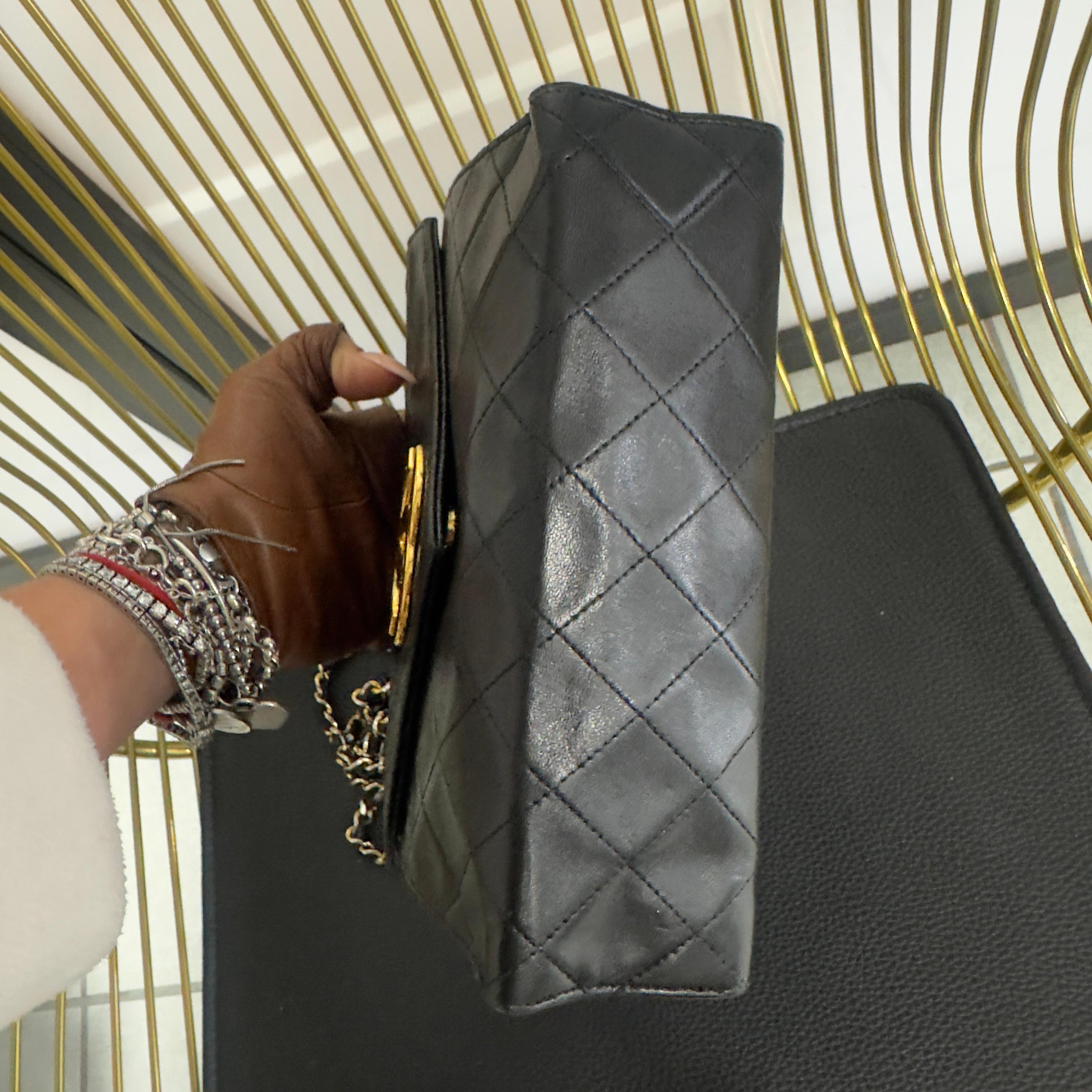 CHANEL – Mini Flap in Pelle Nera con Logo CC Dorato Oversize (Anni ’80) in vendita 1