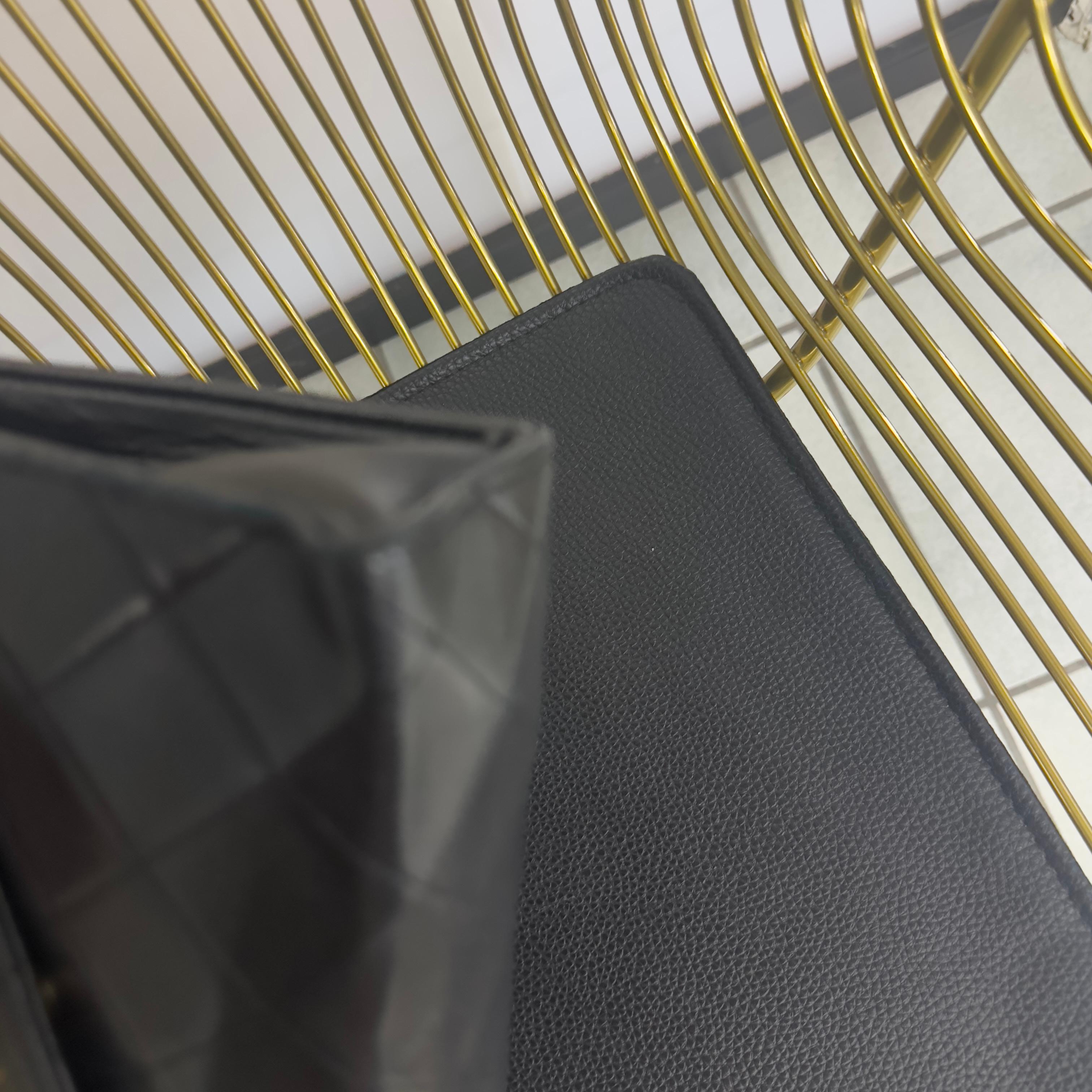 CHANEL – Mini Flap in Pelle Nera con Logo CC Dorato Oversize (Anni ’80) in vendita 2