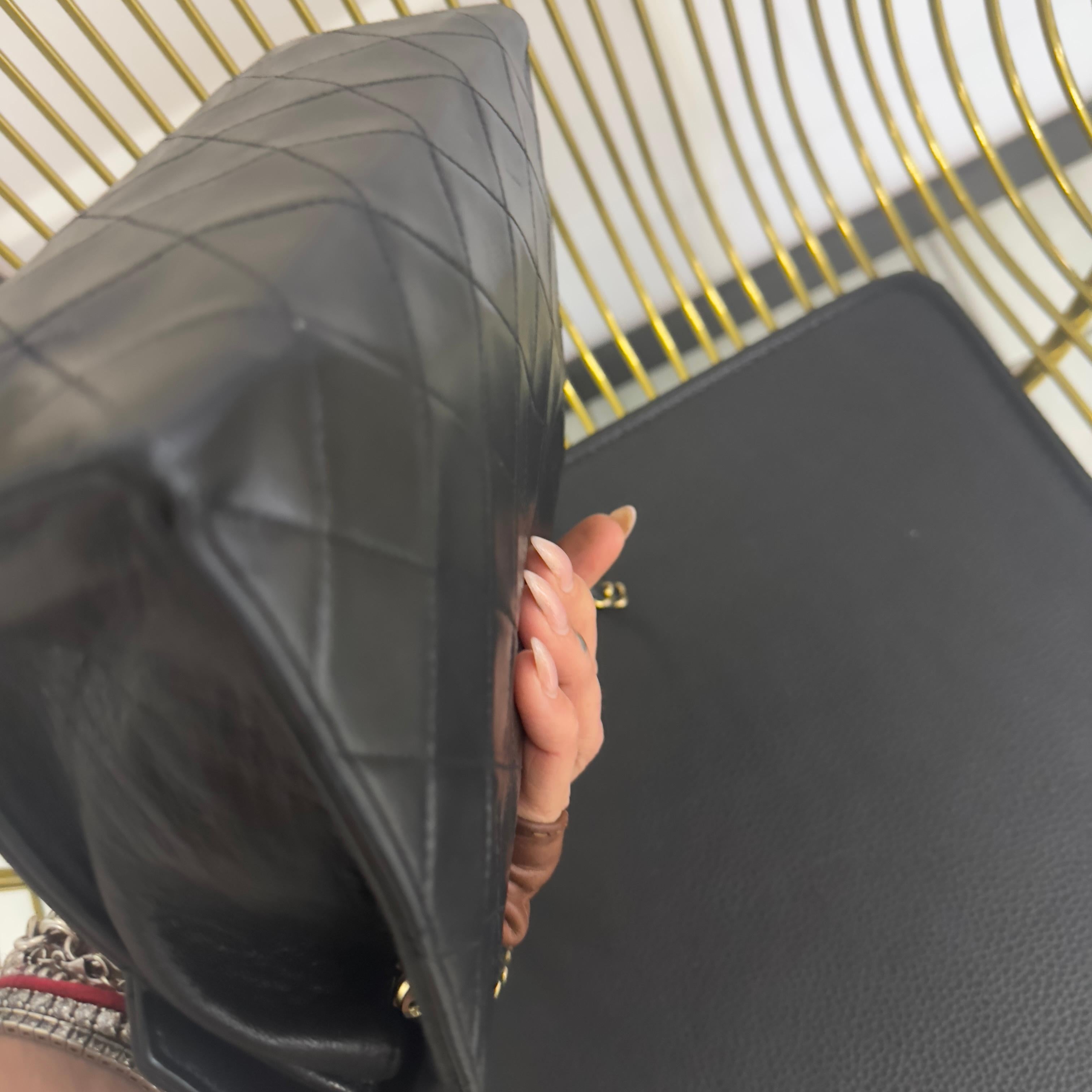 CHANEL – Mini Flap in Pelle Nera con Logo CC Dorato Oversize (Anni ’80) in vendita 4