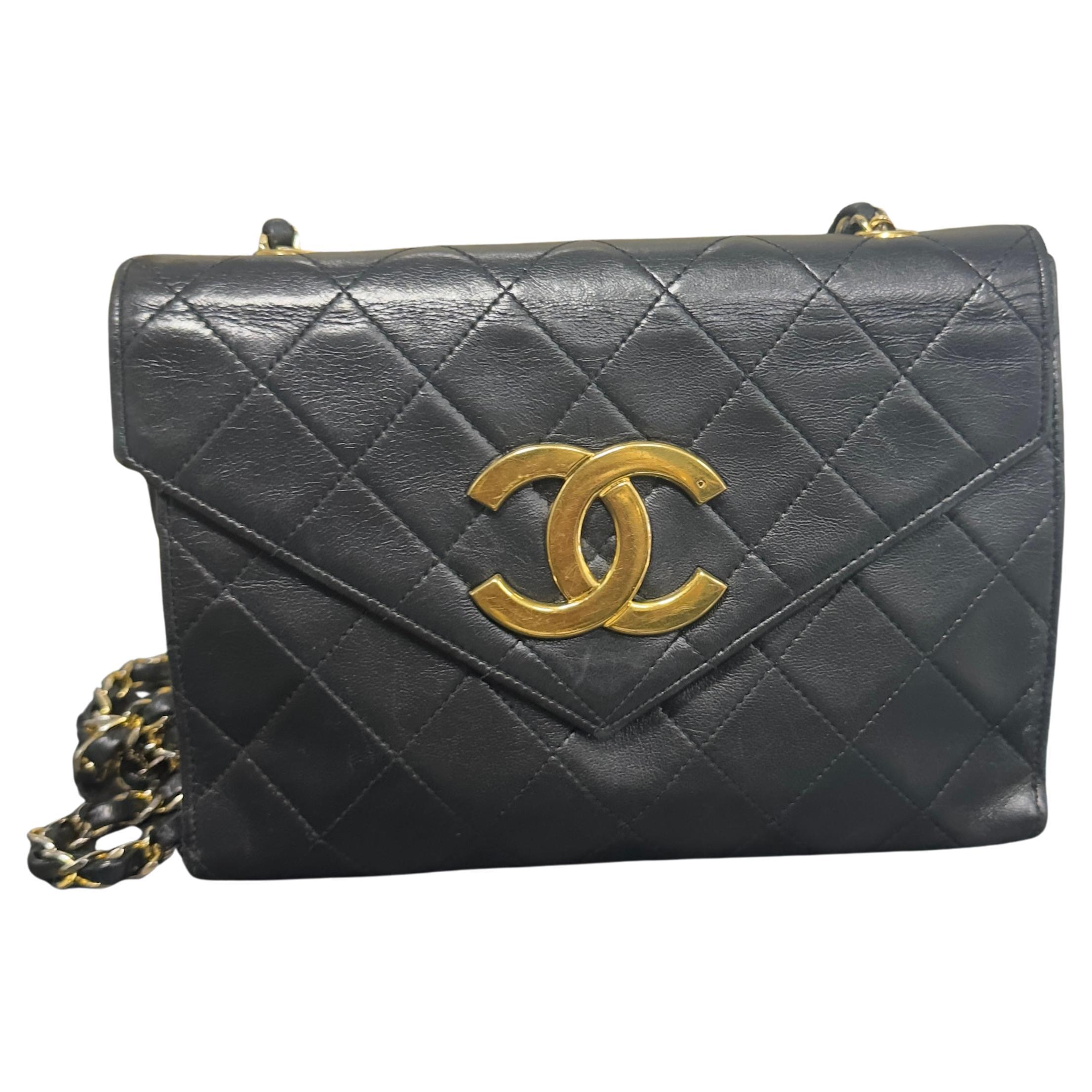 CHANEL – Mini Flap in Pelle Nera con Logo CC Dorato Oversize (Anni ’80)