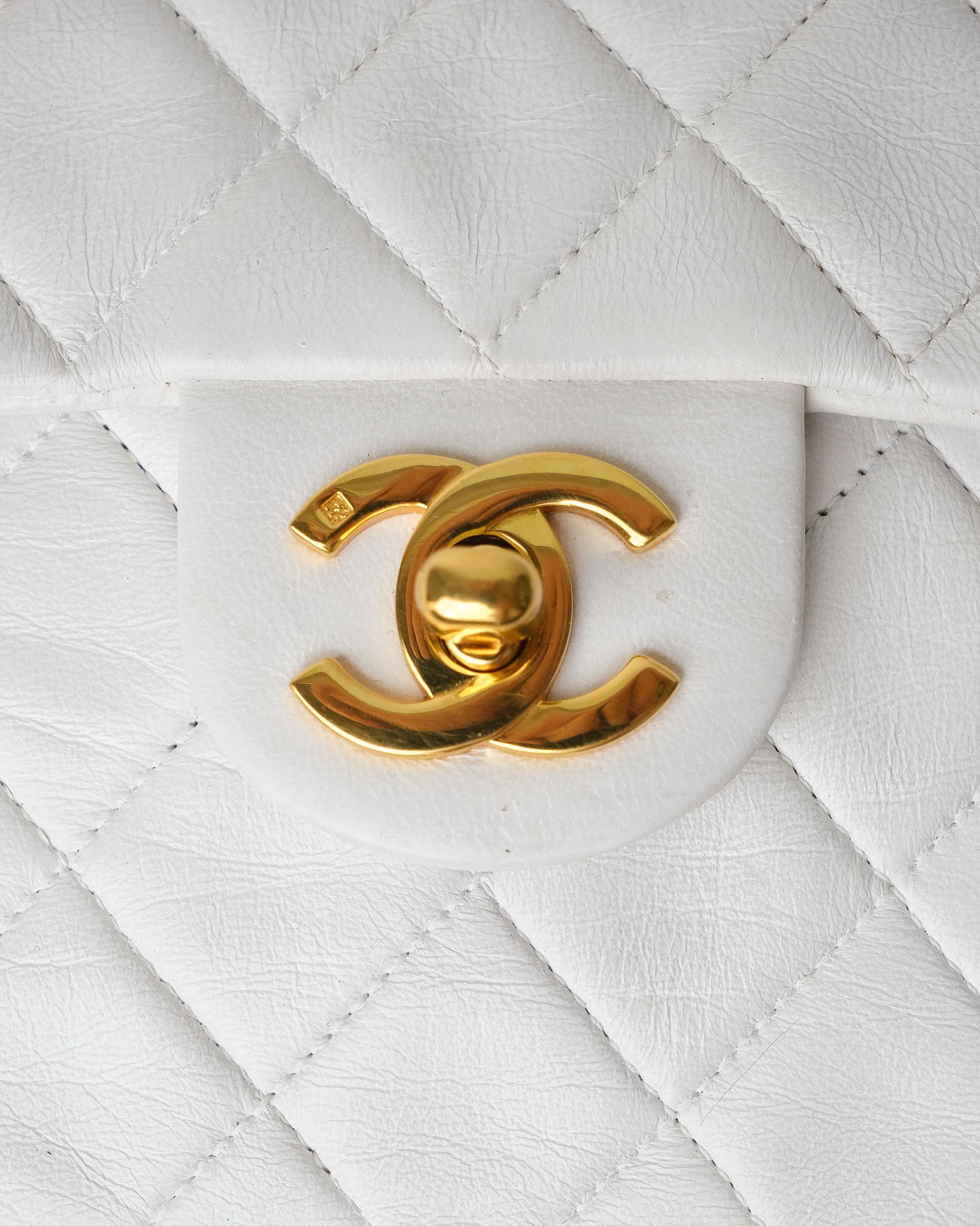 Borsa firmata Chanel, modello Timeless Mini Flap Vintage, realizzata in pelle liscia bianca con hardware dorati. Dotata di una patta con chiusura a girello logo CC, internamente rivestita in pelle liscia tono su tono, capiente per l’essenziale.