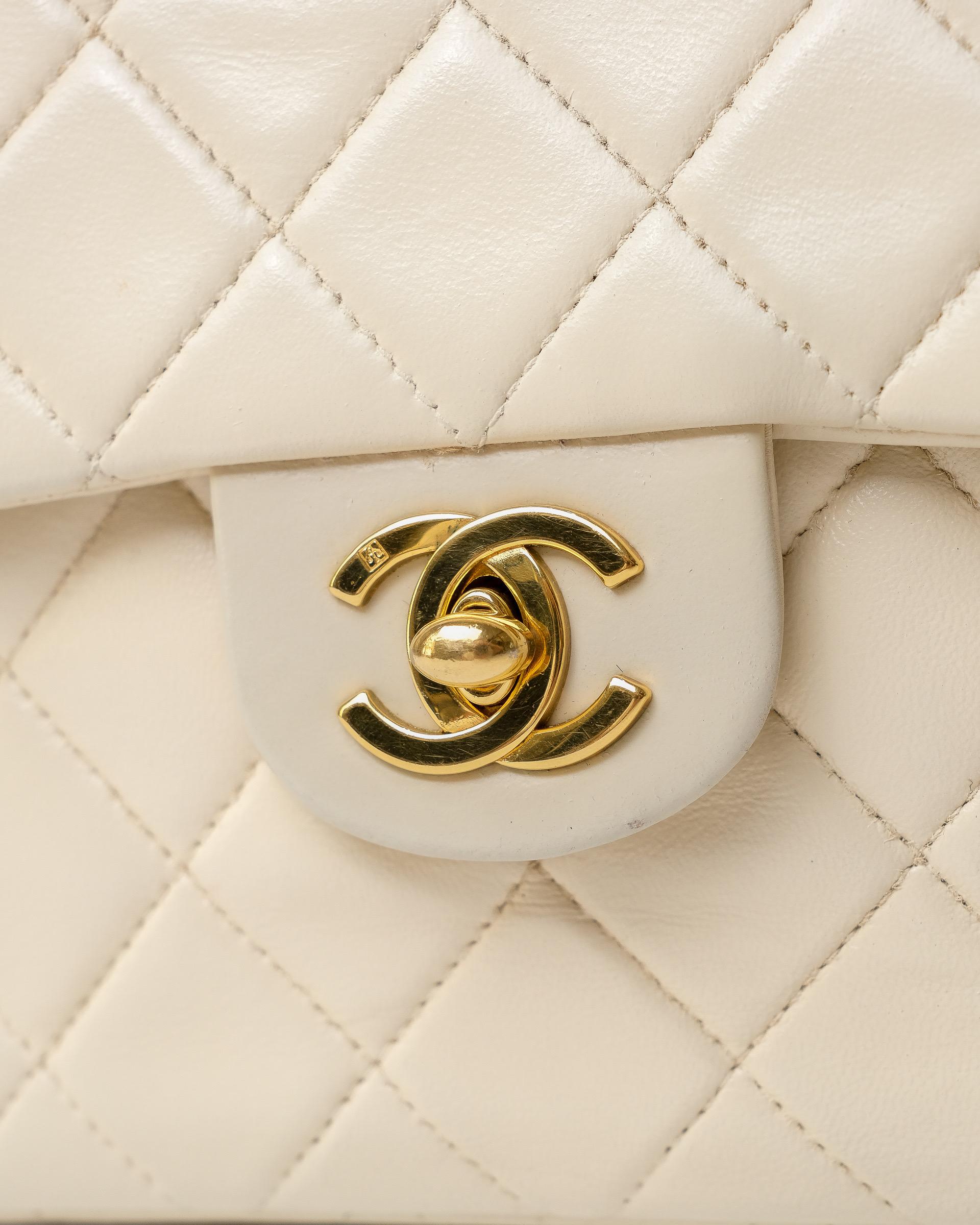 Borsa firmata Chanel, modello Timeless Mini Flap Vintage, realizzata in pelle liscia color crema con hardware dorati. Dotata di una patta con chiusura a girello logo CC, internamente rivestita in pelle liscia tono su tono, capiente per l’essenziale.