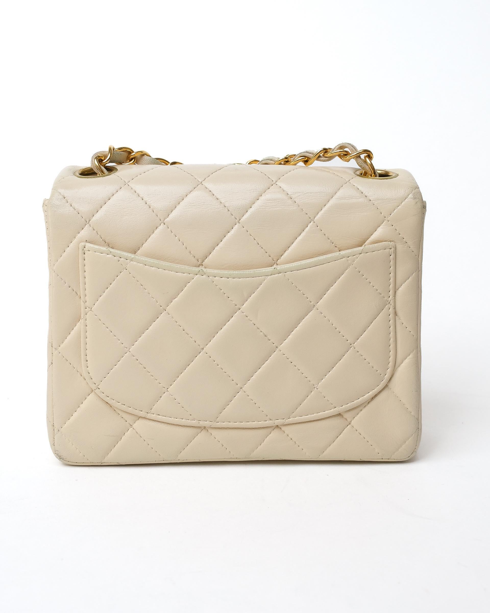 Chanel Mini Flap Timeless Crema en vente 1