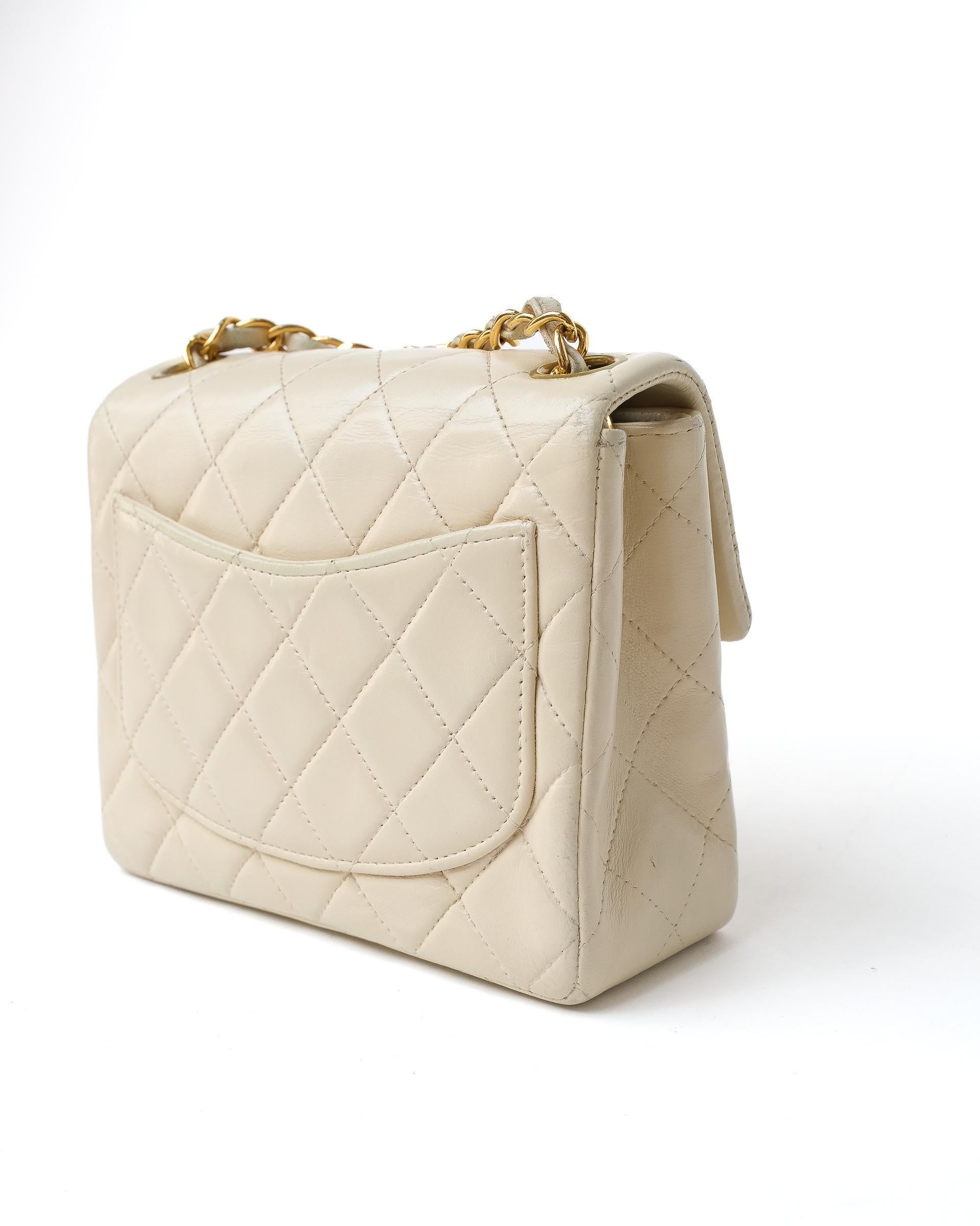 Chanel Mini Flap Timeless Crema en vente 2