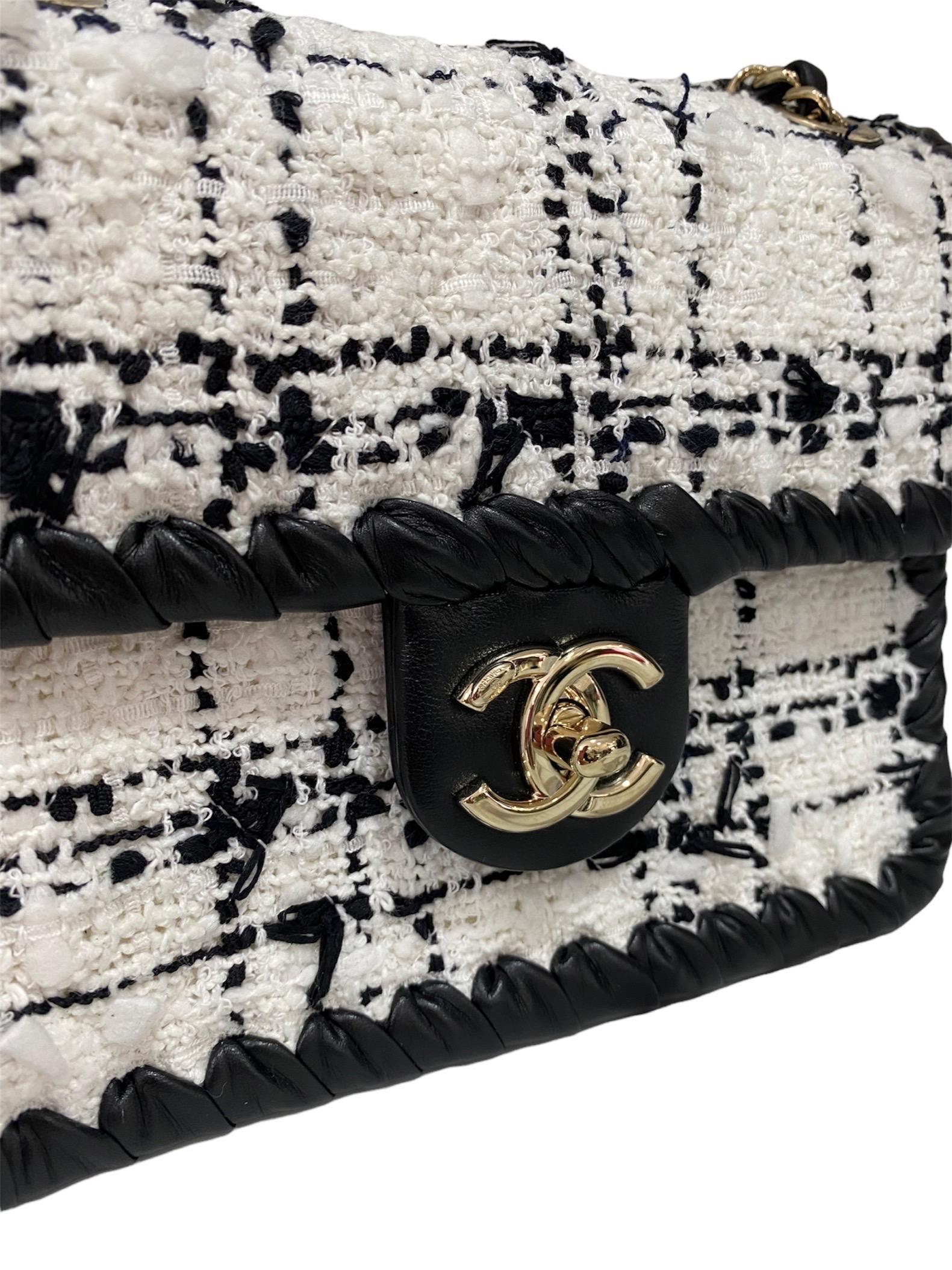 Chanel Mini Flap Tweed White And Black In Excellent Condition In Torre Del Greco, IT