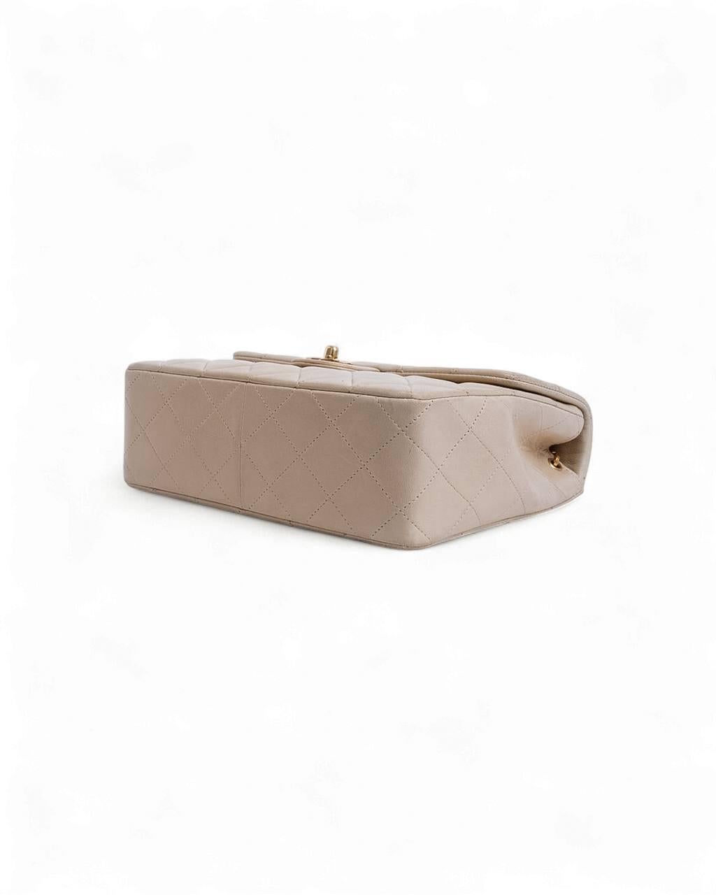 Sac de créateur Chanel, ligne Timeless, modèle mini à rabat, en cuir beige avec ferrures dorées. Doté d'un rabat avec fermoir pivotant et logo classique 