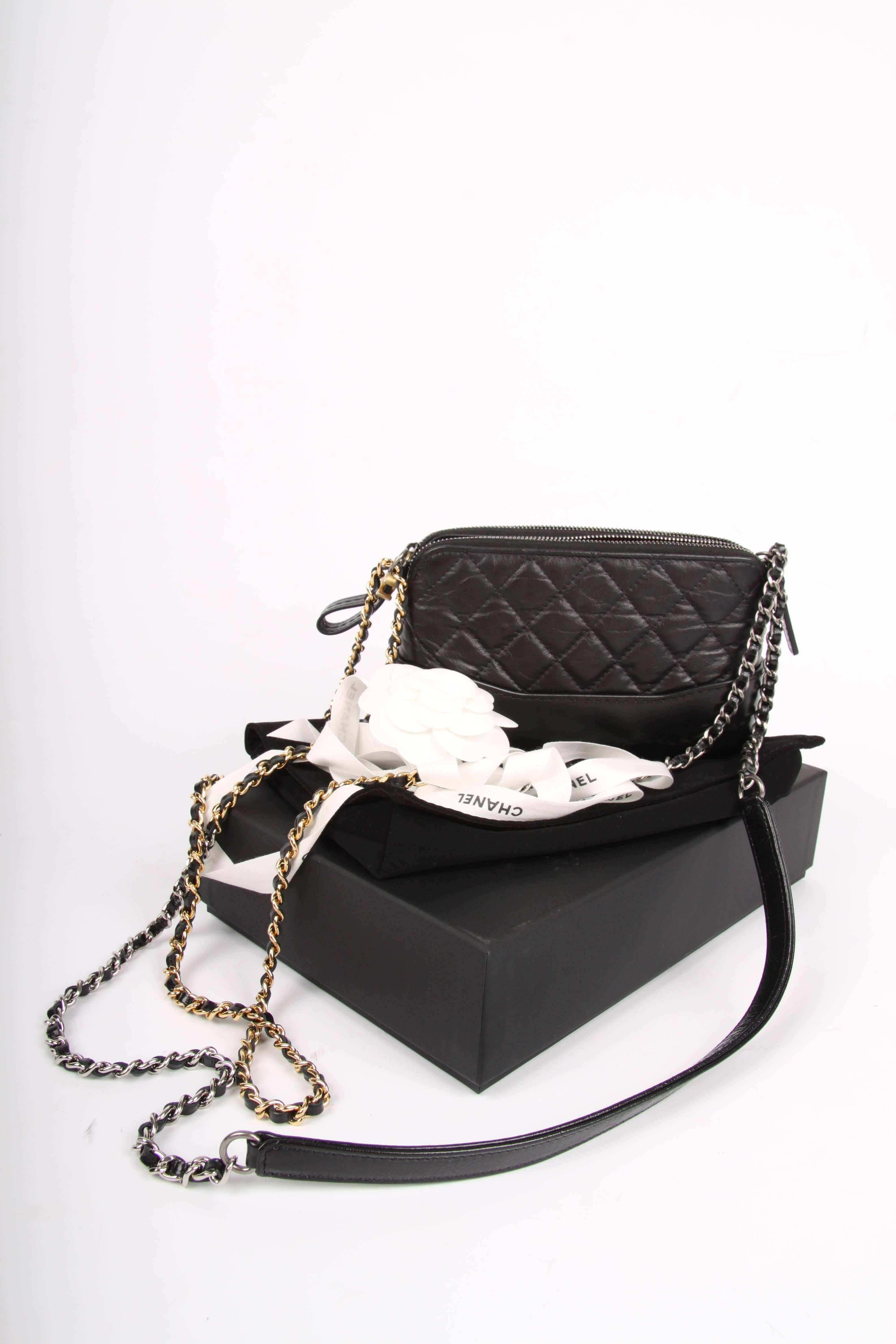Wowwww! The Gabrielle Mini Bag, brand new and already super popular.

The gimmick of this bag is that it can be worn in different ways; on the shoulder, double on the shoulder and even as a belt bag. This is created by the extra long chain wich