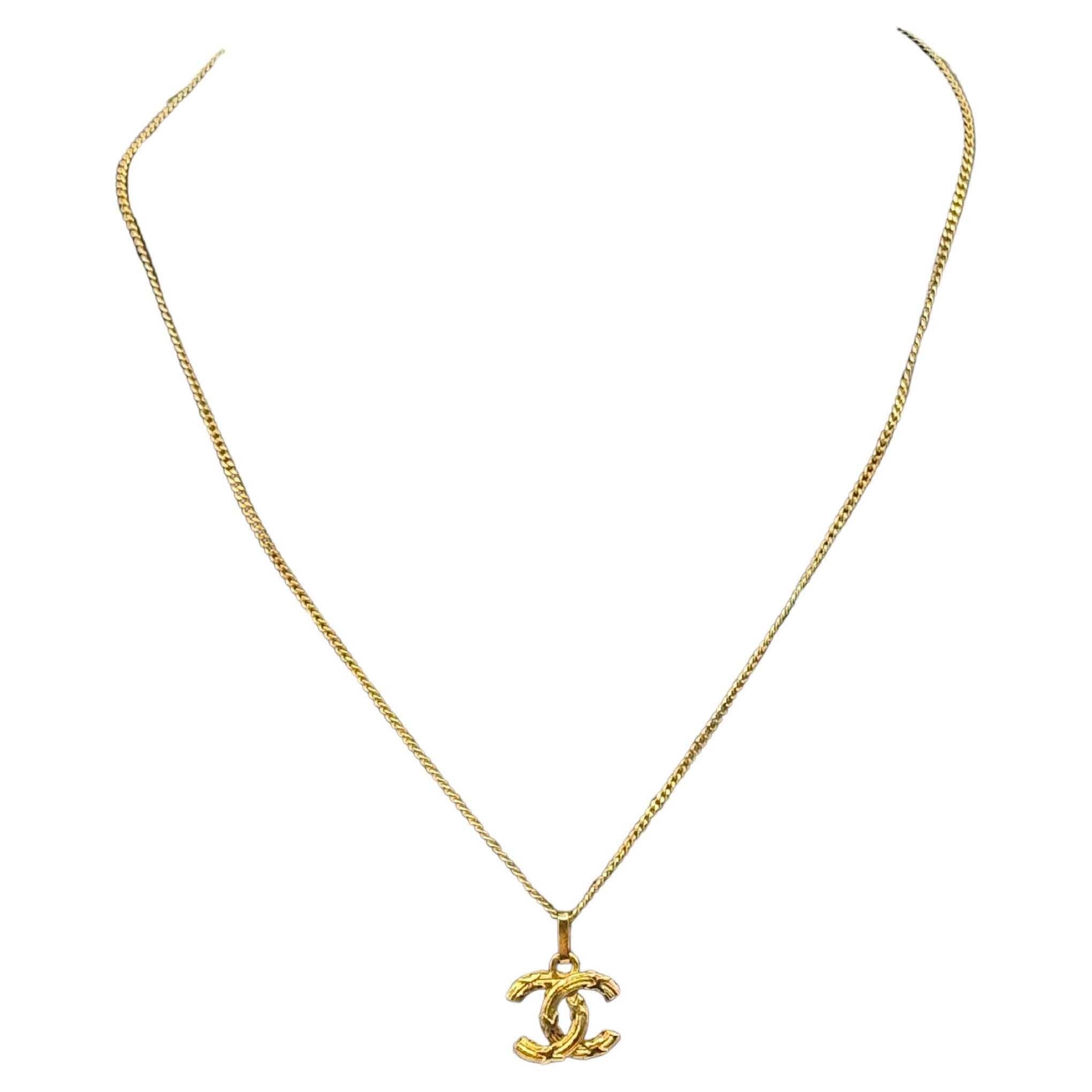 Chanel - Mini collier à pendentif CC en or