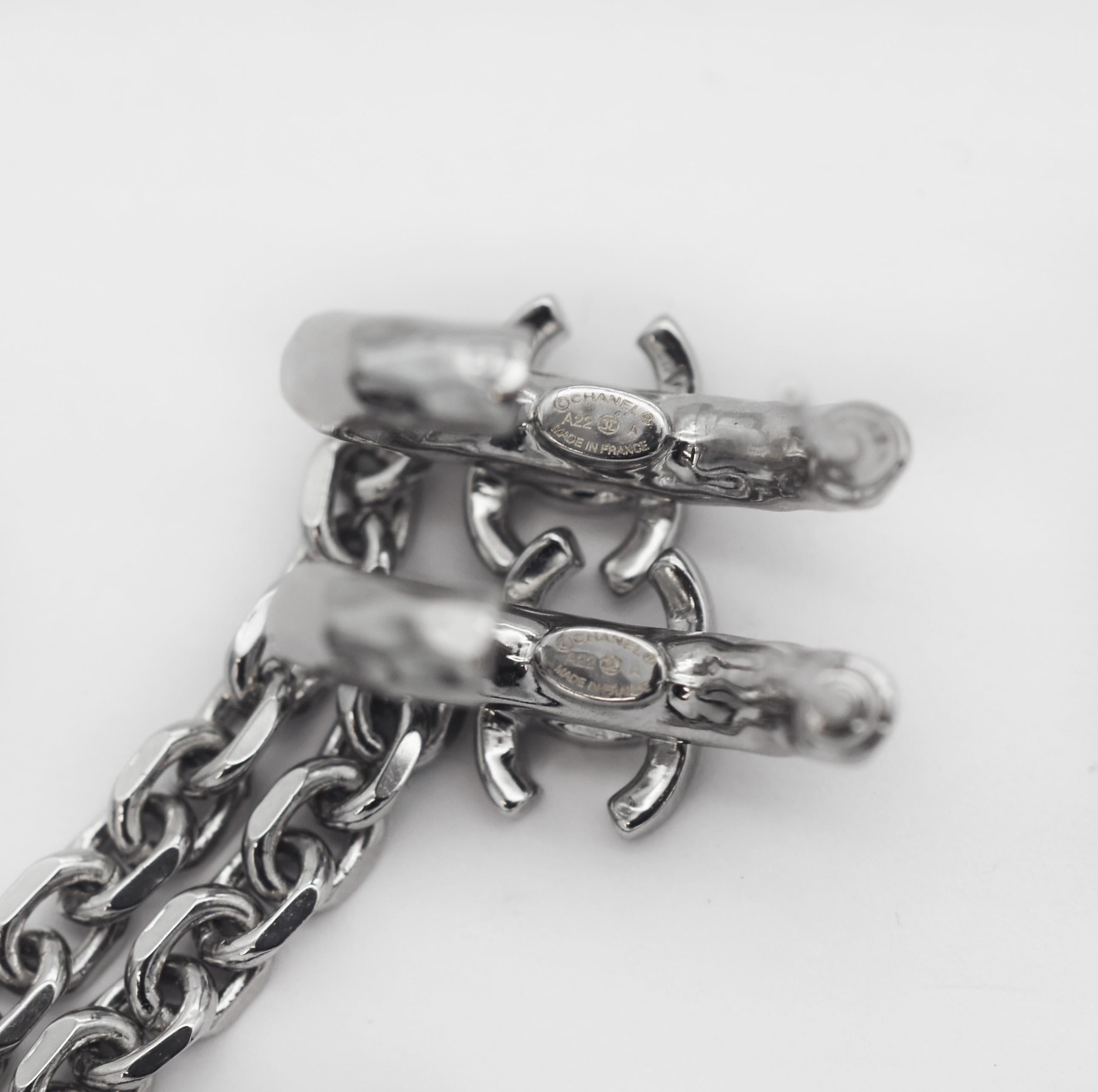 CHANEL
Strass CC Chain Link Ear Cuff Earrings
2022 Collection
Hallmarked: (c) CHANEL (R) A22 CC A Made in France
Approx. 4in total length
In great looking condition
wear consistent with time and some light use
such as scuffs or scratches
See images