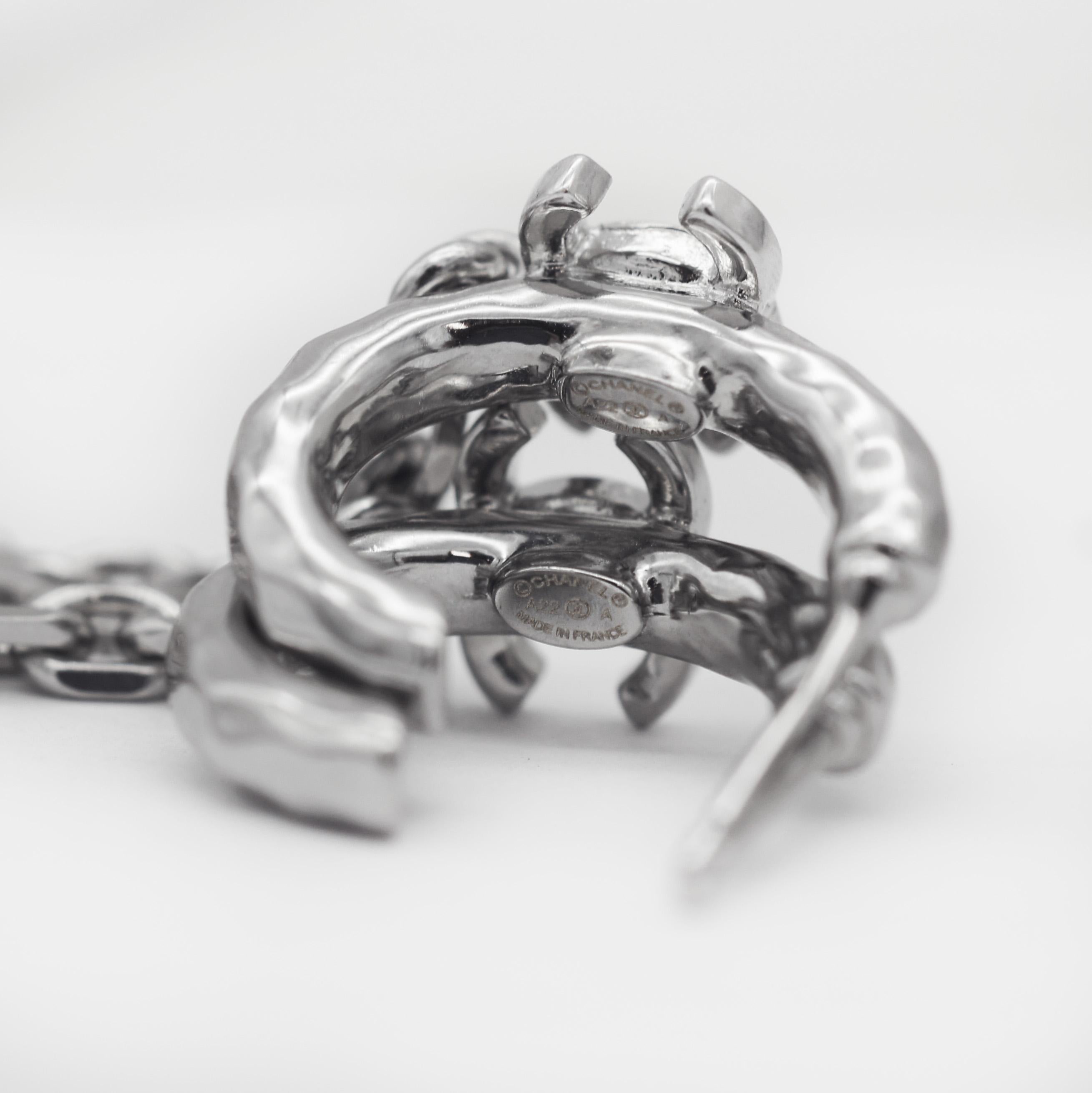 CHANEL Mini Hoop Strass CC Chain Link Ear Cuff Earrings In Good Condition In San Fernando, CA