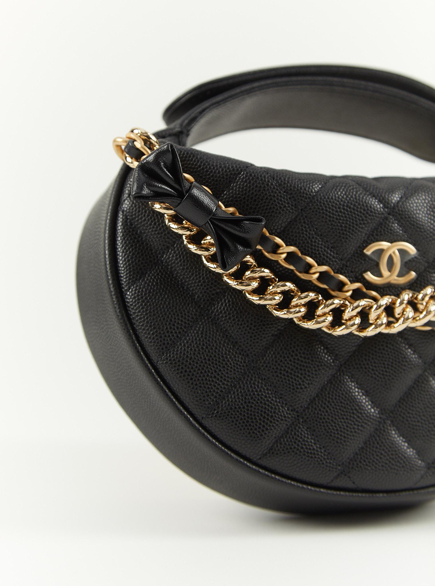 CHANEL MINI LOOP CHANGE PURSE WITH CHAINS BLACK Caviar Leather with Gold-Tone Ha In Excellent Condition For Sale In London, GB