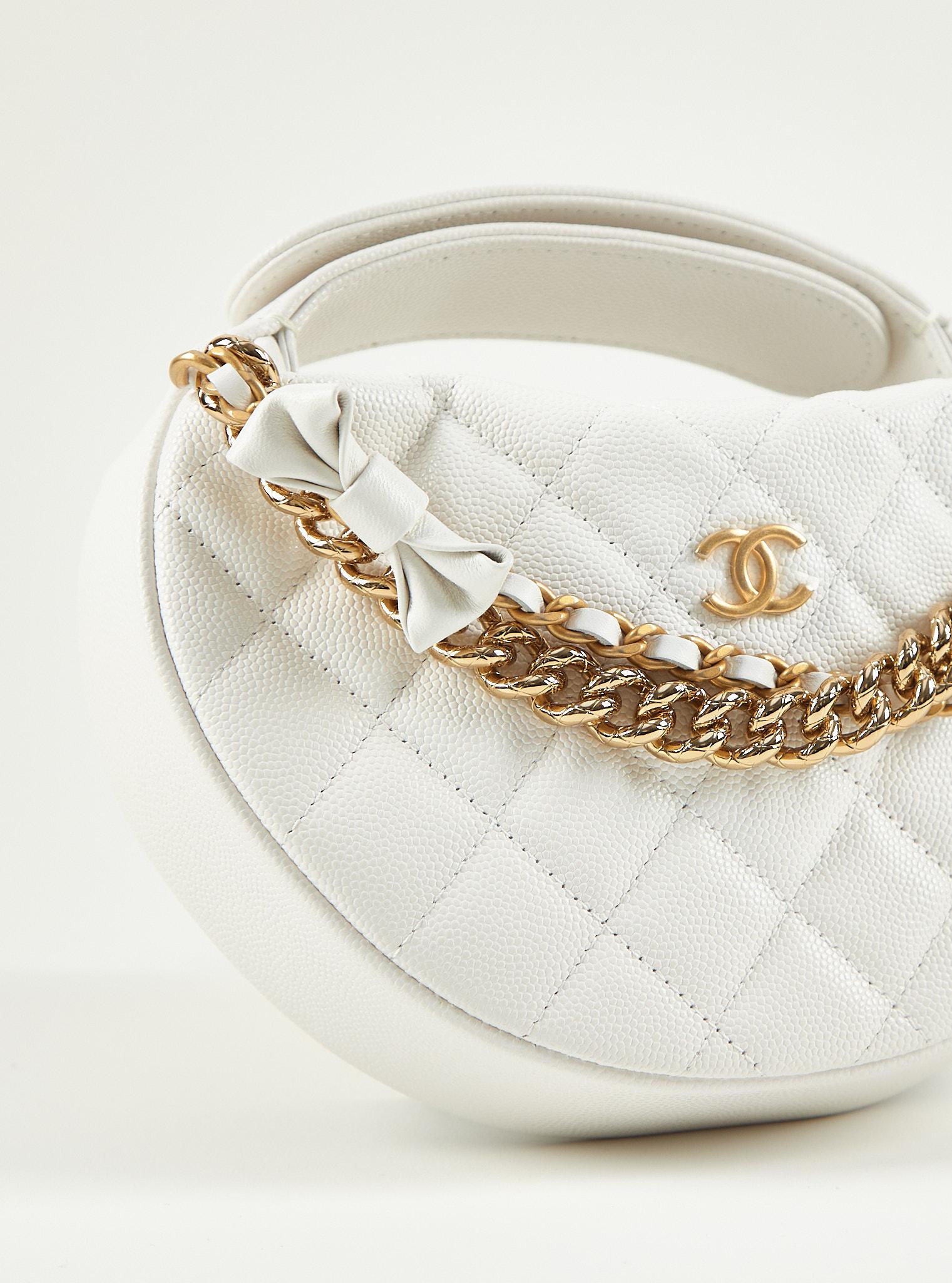CHANEL MINI LOOP CHANGE PURSE WITH CHAINS WHITE Caviar Leather with Gold-Tone Ha In Excellent Condition For Sale In London, GB