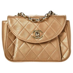 Chanel Mini Bolso Acolchado Oro Bronce Metalizado Piel de Cordero Clásico con Solapa