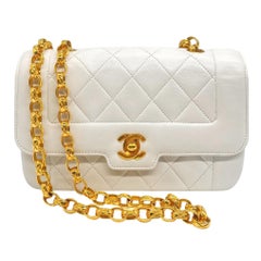 Mini Chanel trapuntata in pelle d'agnello bianca con patta e catena Bijoux, 1991 - 1994.