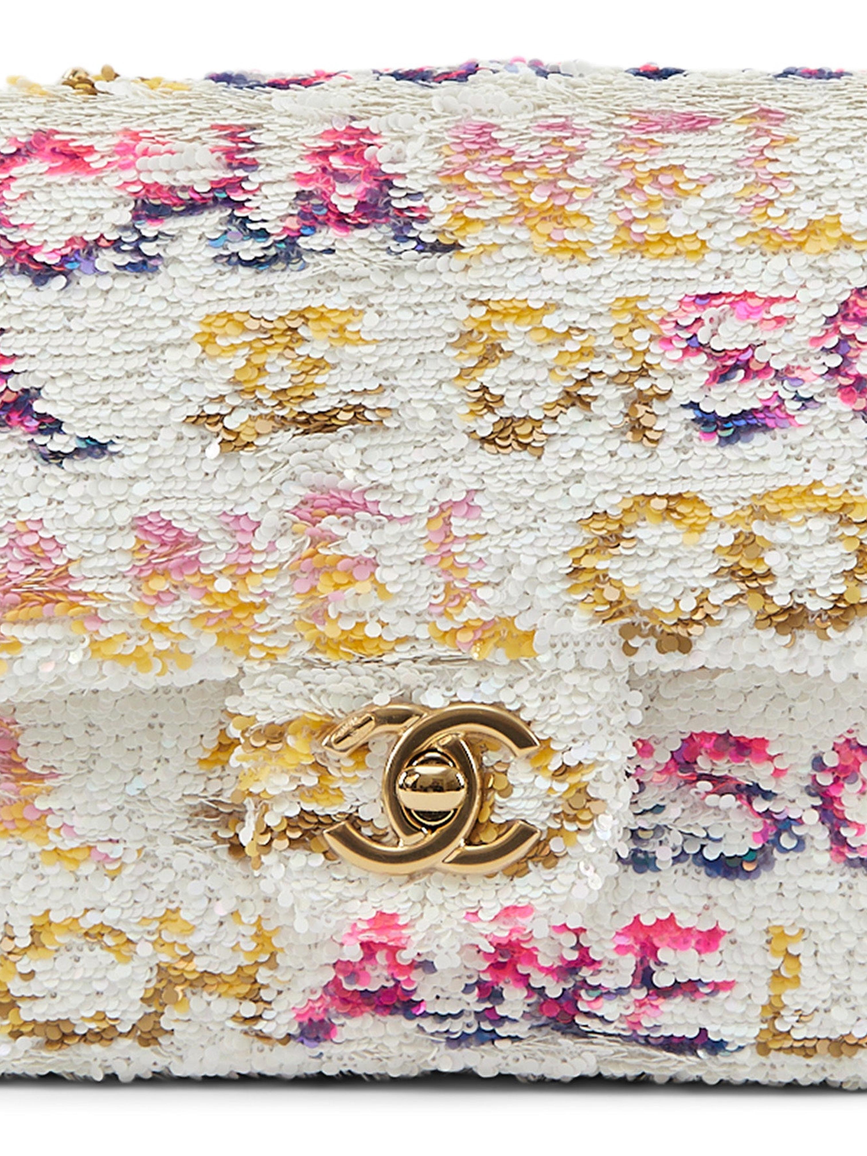 Chanel - Mini sac à rabat rectangulaire DiscoFlap en noir, blanc et rose

Paillettes et cuir de veau, avec accessoires en métal doré 

Accompagné de : Boîte Chanel, sac à poussière et jeton d'authenticité

Dimensions : 20 x 12 x 6 cm 

*Pas de