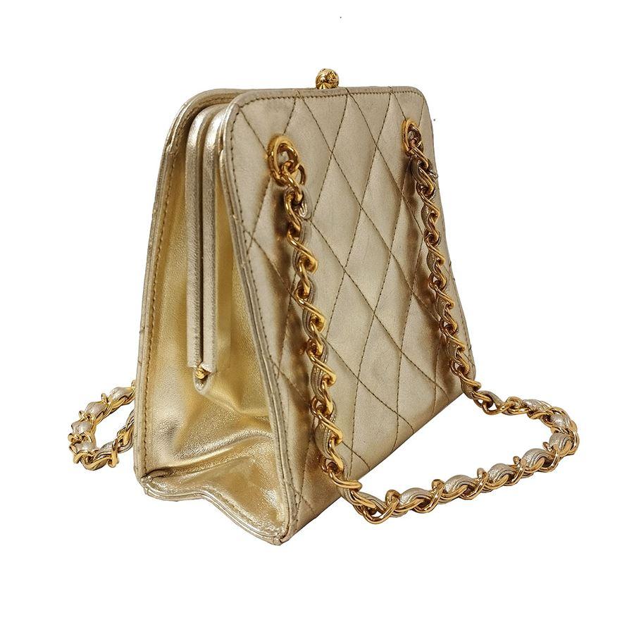 Vintage Chanel pochette / bag
Years 1996/1997
Quilted leather
Colour gold
Golden chain
Two handles
15.5 x 14 x 6 cm (6,1 x 5,5 x 2,36 inches)
Some superficial marks, especially on the bottom
With card
