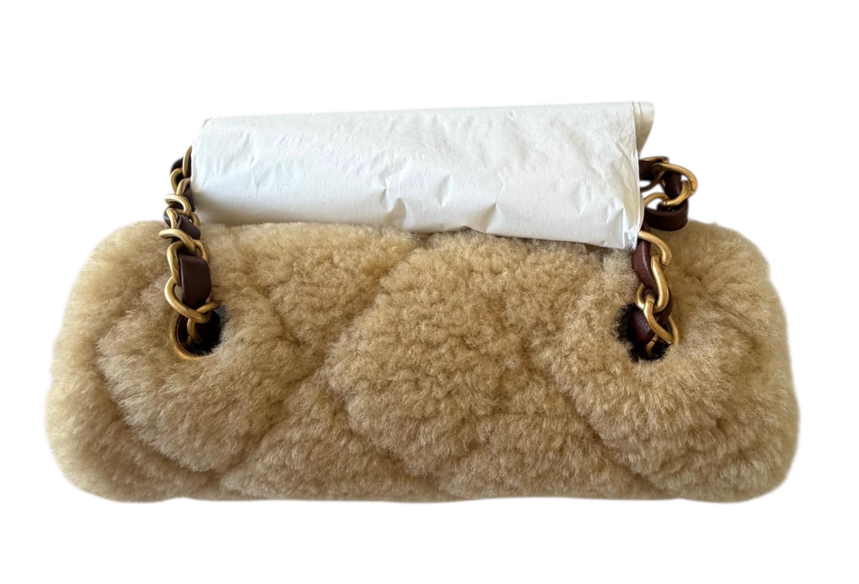 Chanel Mini sac à rabat en shearling Cuir d'agneau brun Quincaillerie en or brossé Fourrure Coco Chanel en vente 5