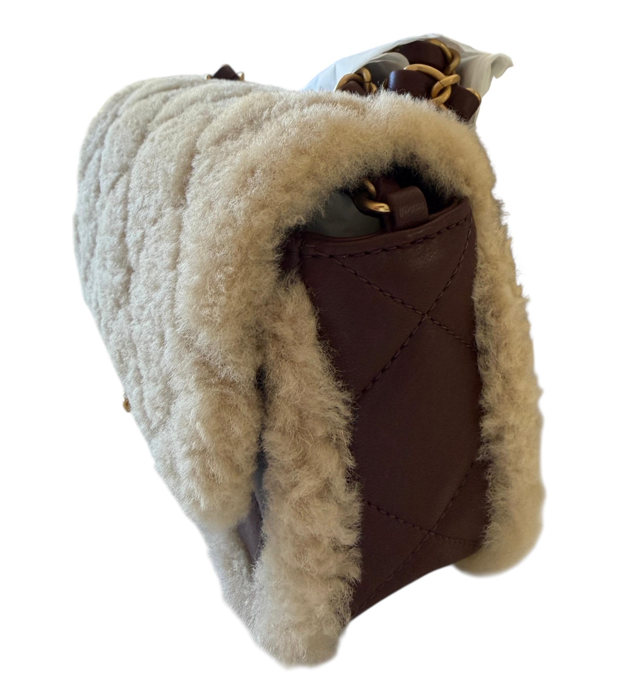 Chanel Mini sac à rabat en shearling Cuir d'agneau brun Quincaillerie en or brossé Fourrure Coco Chanel en vente 6