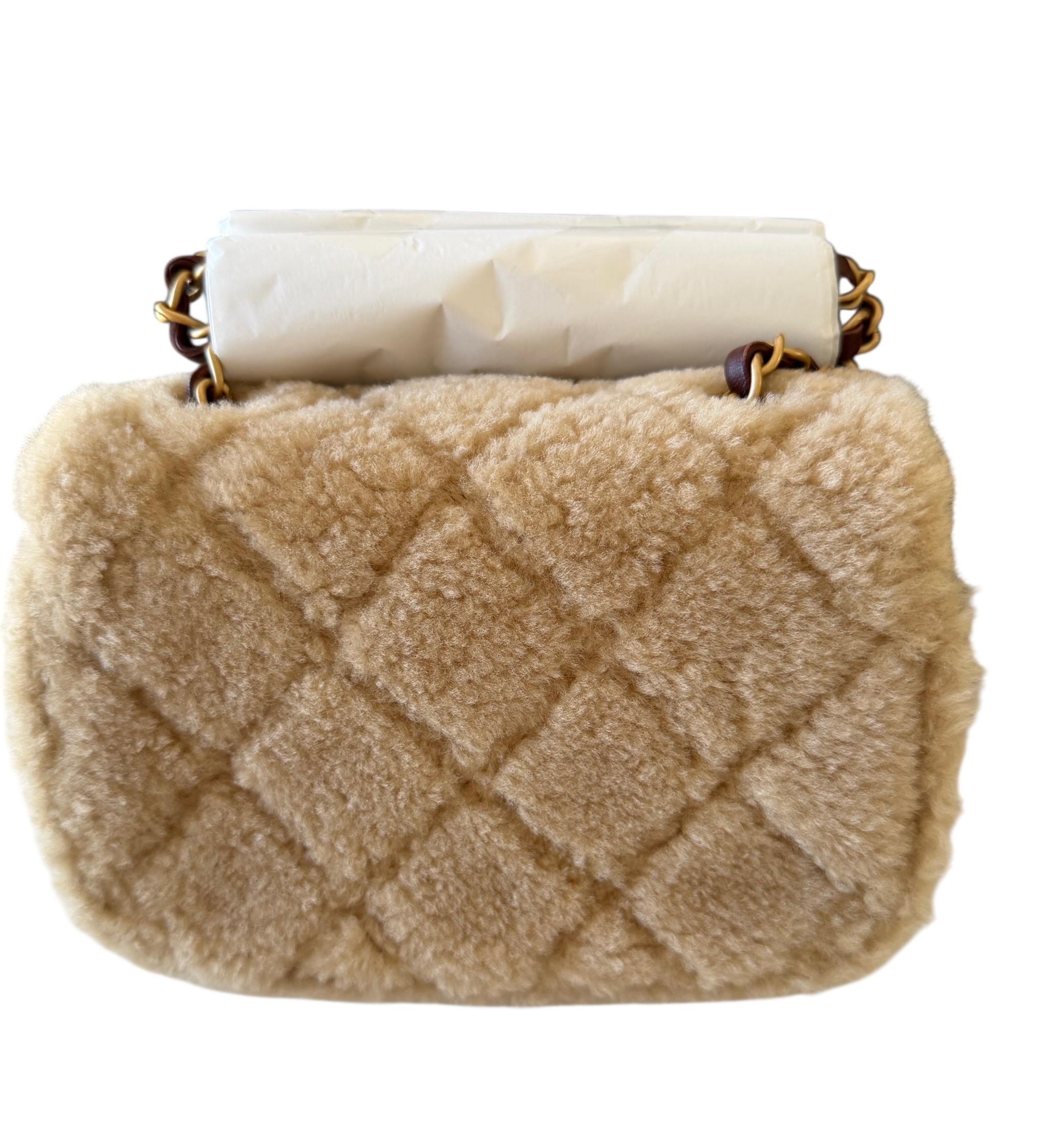Chanel Mini sac à rabat en shearling Cuir d'agneau brun Quincaillerie en or brossé Fourrure Coco Chanel en vente 7