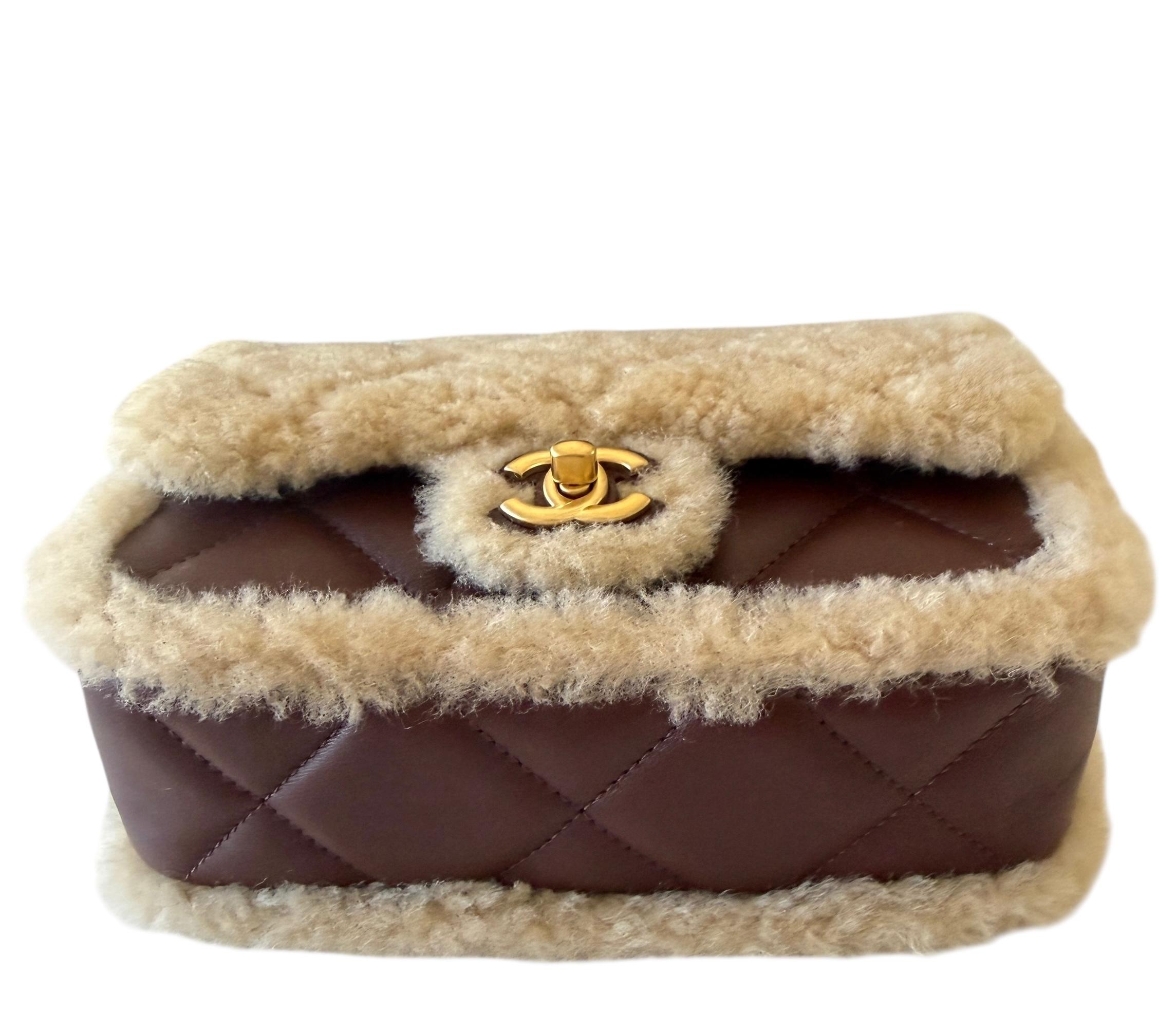 Chanel Mini sac à rabat en shearling Cuir d'agneau brun Quincaillerie en or brossé Fourrure Coco Chanel en vente 8