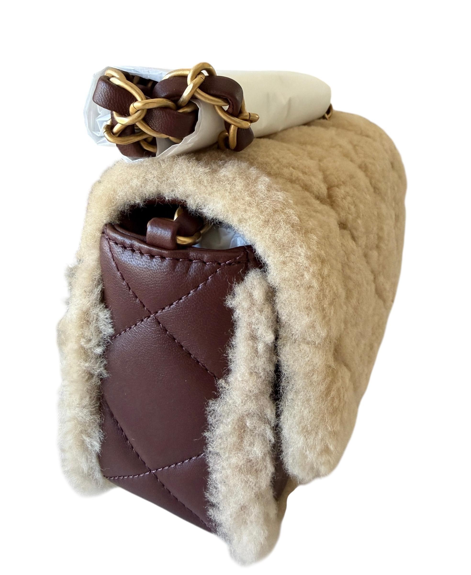 Chanel Mini sac à rabat en shearling Cuir d'agneau brun Quincaillerie en or brossé Fourrure Coco Chanel en vente 9