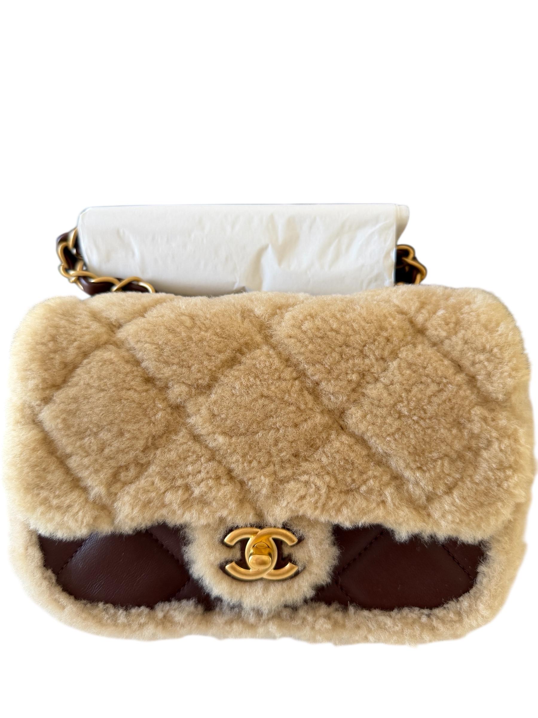 Chanel Mini sac à rabat en shearling Cuir d'agneau brun Quincaillerie en or brossé Fourrure Coco Chanel en vente 11