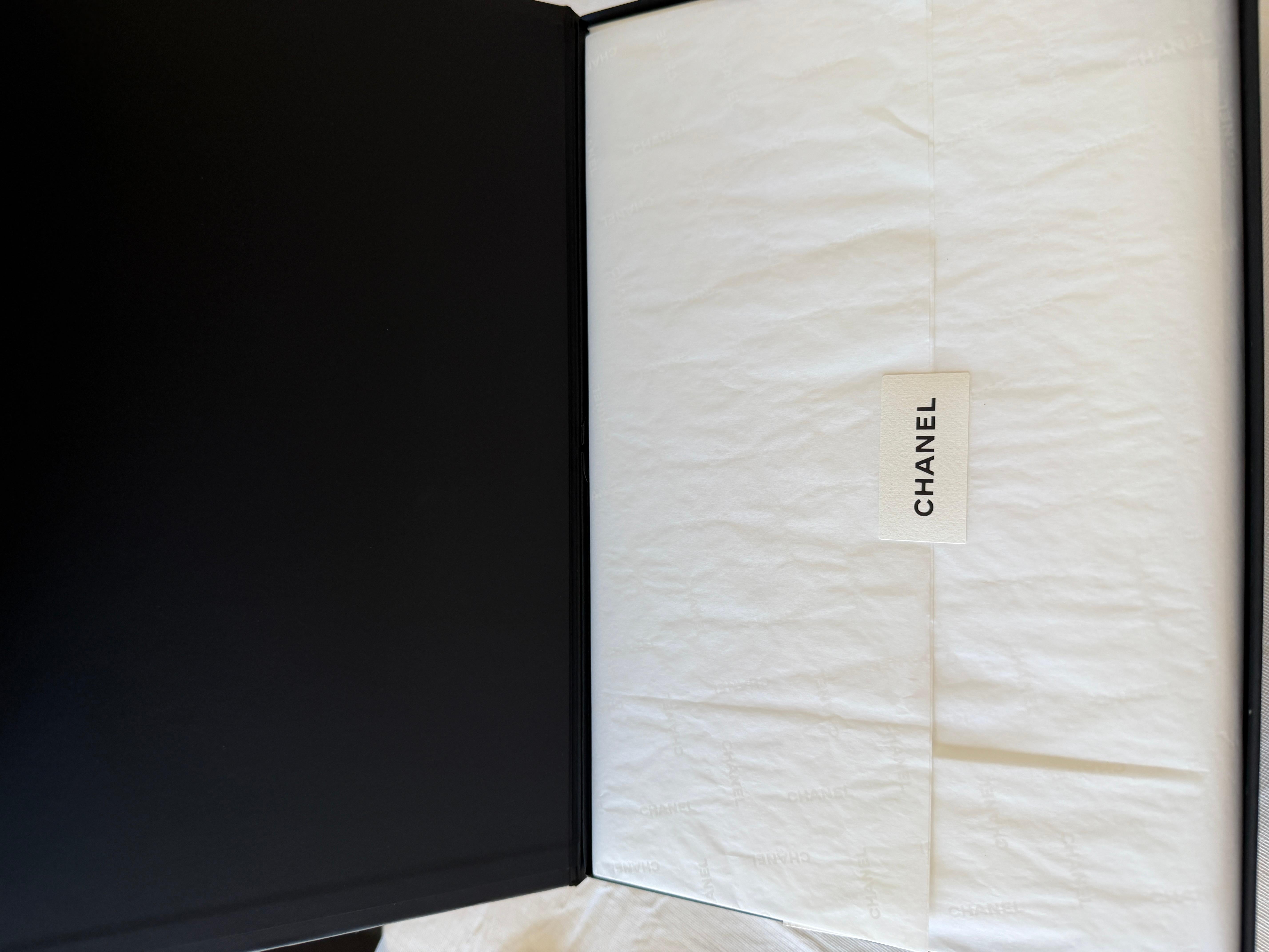 CHANEL
Ce mini sac à rabat en shearling de Chanel est en cuir d'agneau marron foncé et shearling beige avec des accessoires en or brossé. Il est composé d'un mélange de cuir d'agneau et de shearling matelassés à losanges, d'un rabat avant avec