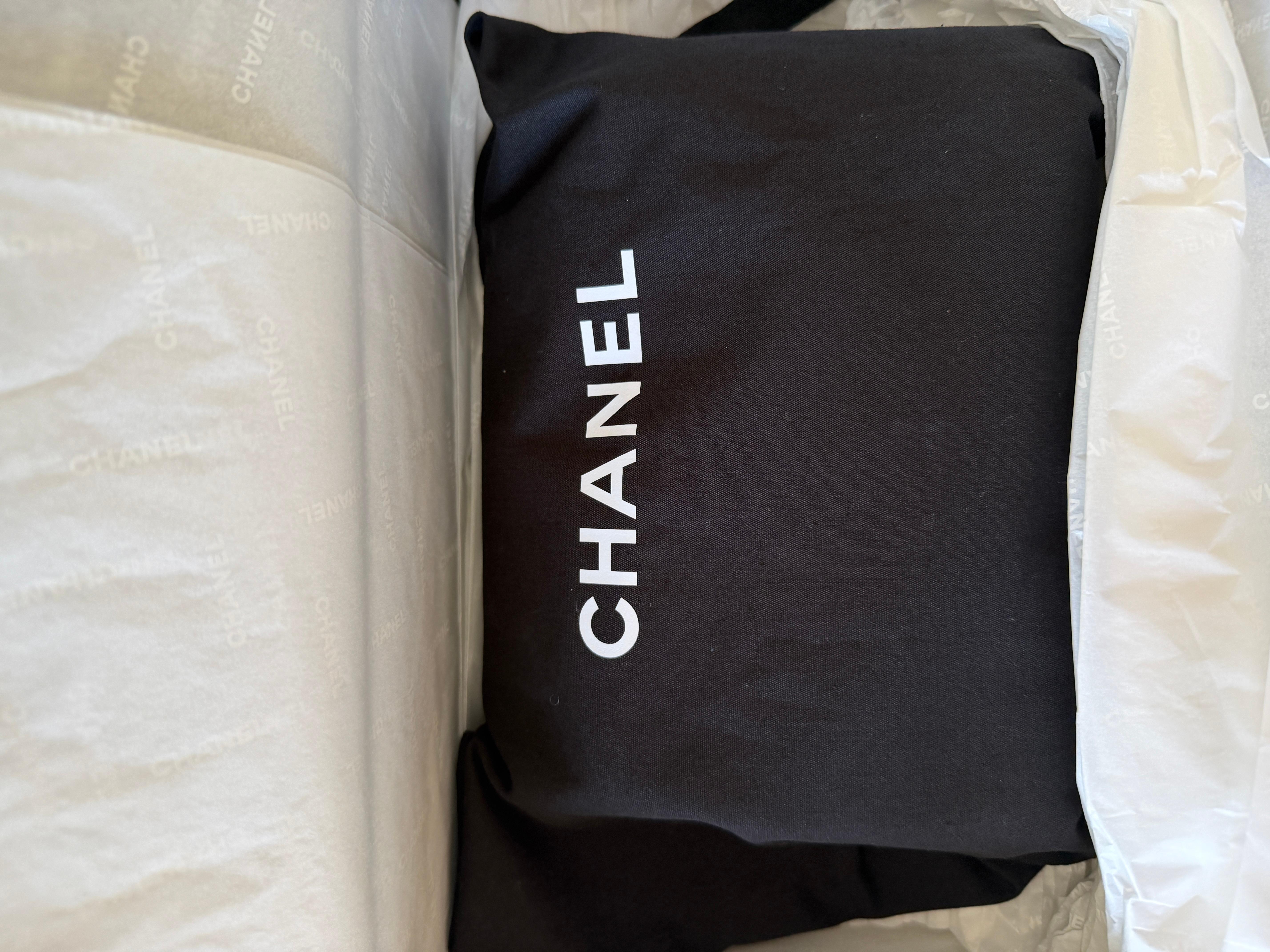 Beige Chanel Mini sac à rabat en shearling Cuir d'agneau brun Quincaillerie en or brossé Fourrure Coco Chanel en vente