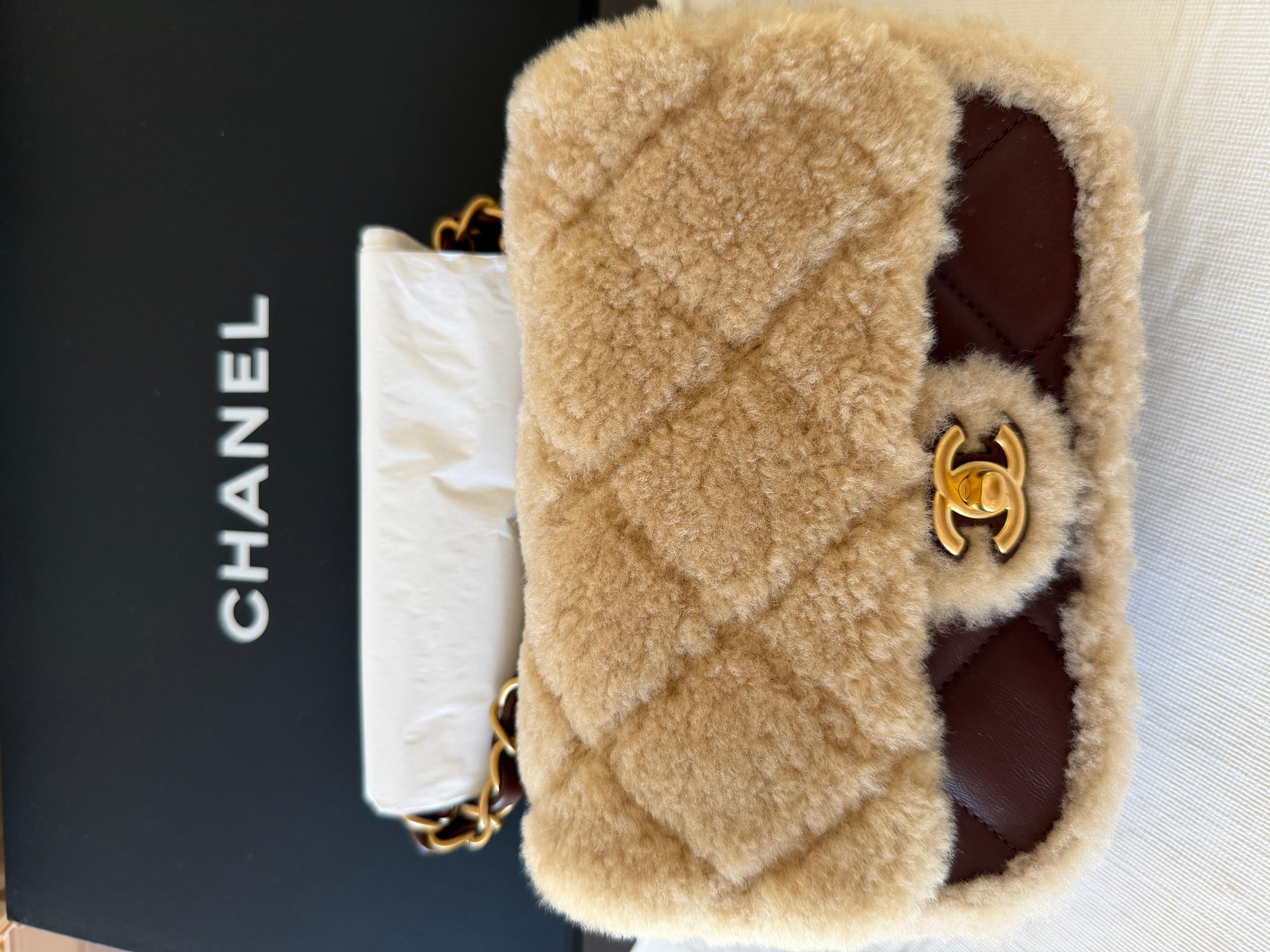 Chanel Mini sac à rabat en shearling Cuir d'agneau brun Quincaillerie en or brossé Fourrure Coco Chanel Neuf - En vente à West Chester, PA