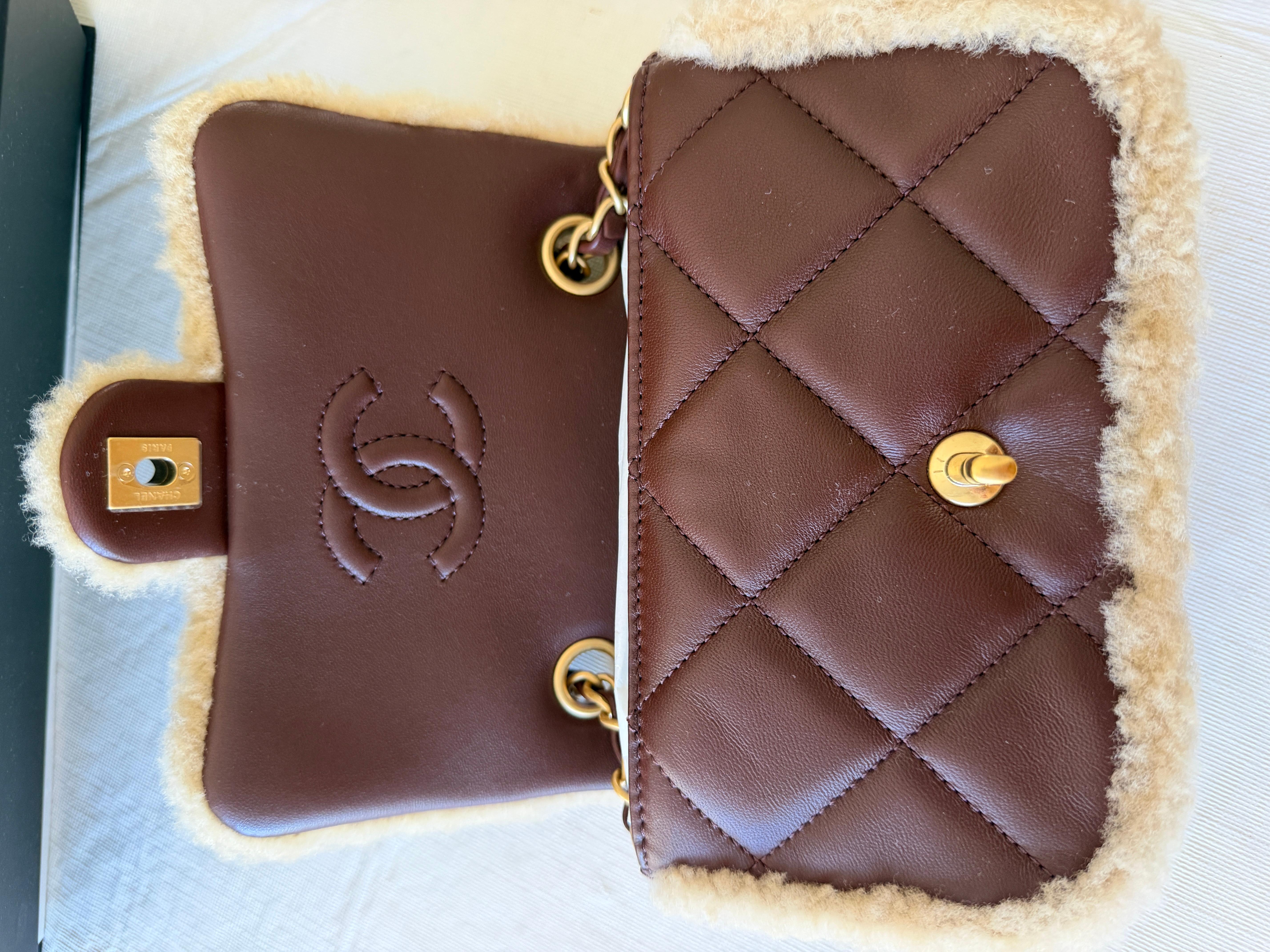 Chanel Mini sac à rabat en shearling Cuir d'agneau brun Quincaillerie en or brossé Fourrure Coco Chanel Unisexe en vente
