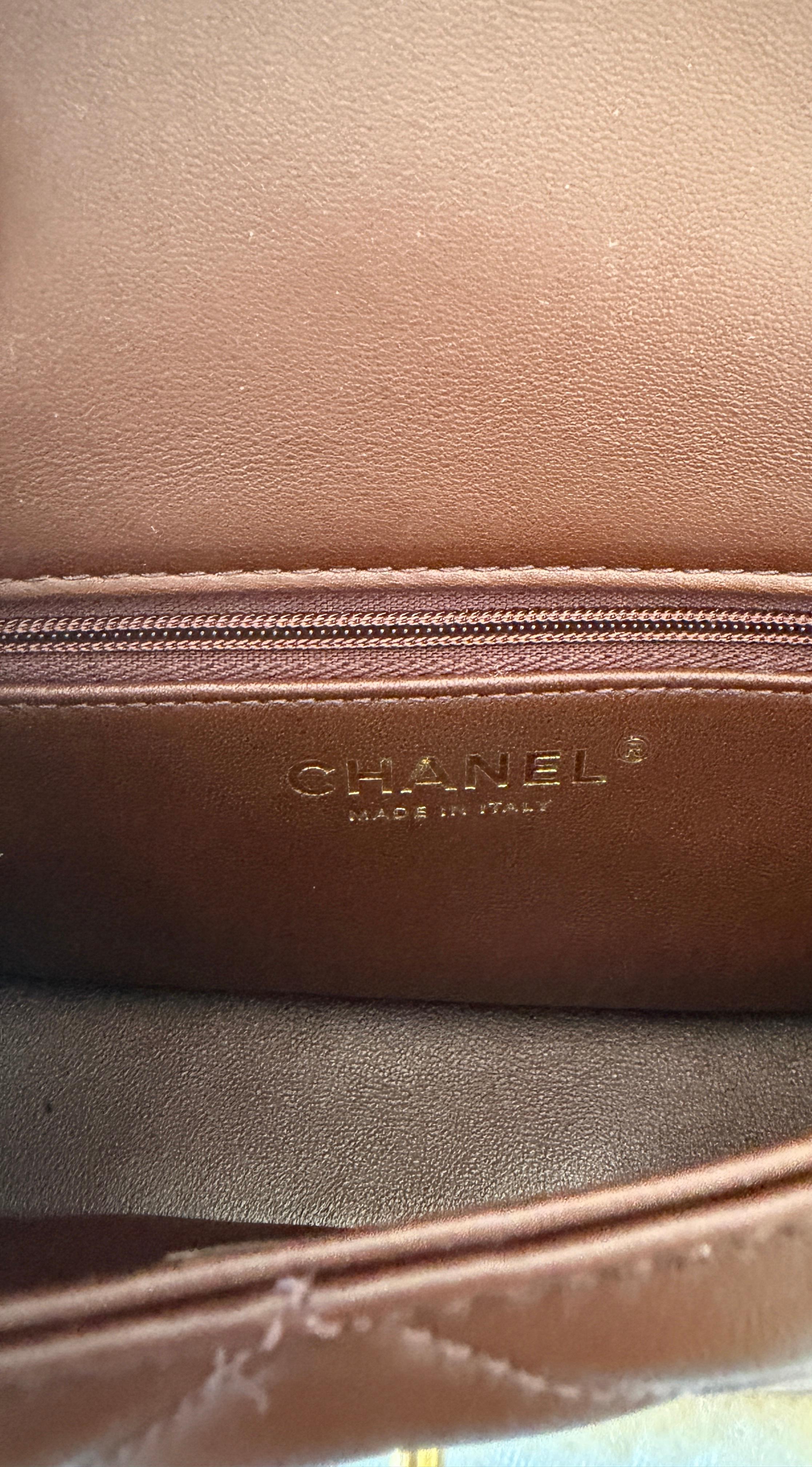 Chanel Mini sac à rabat en shearling Cuir d'agneau brun Quincaillerie en or brossé Fourrure Coco Chanel en vente 2