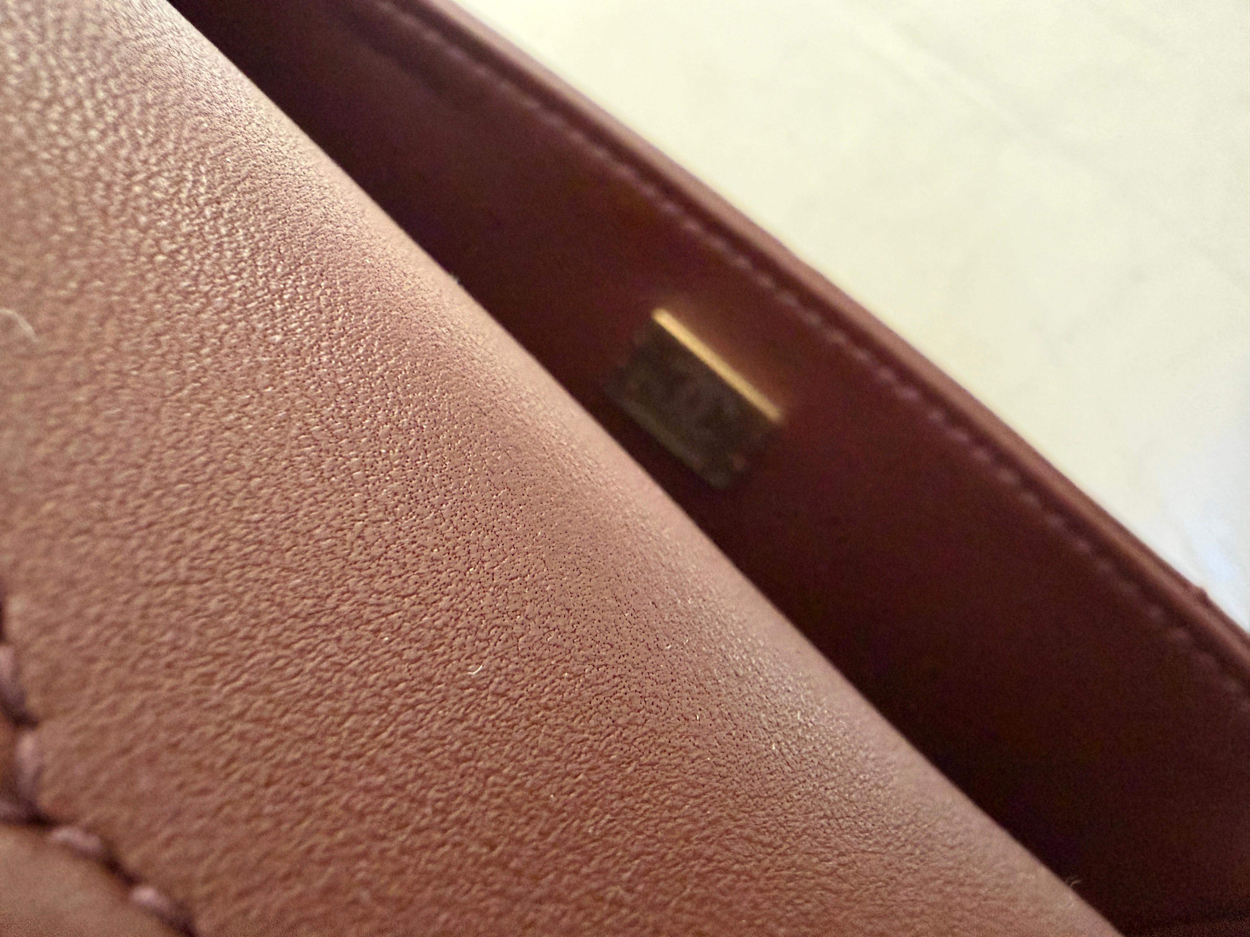 Chanel Mini sac à rabat en shearling Cuir d'agneau brun Quincaillerie en or brossé Fourrure Coco Chanel en vente 3