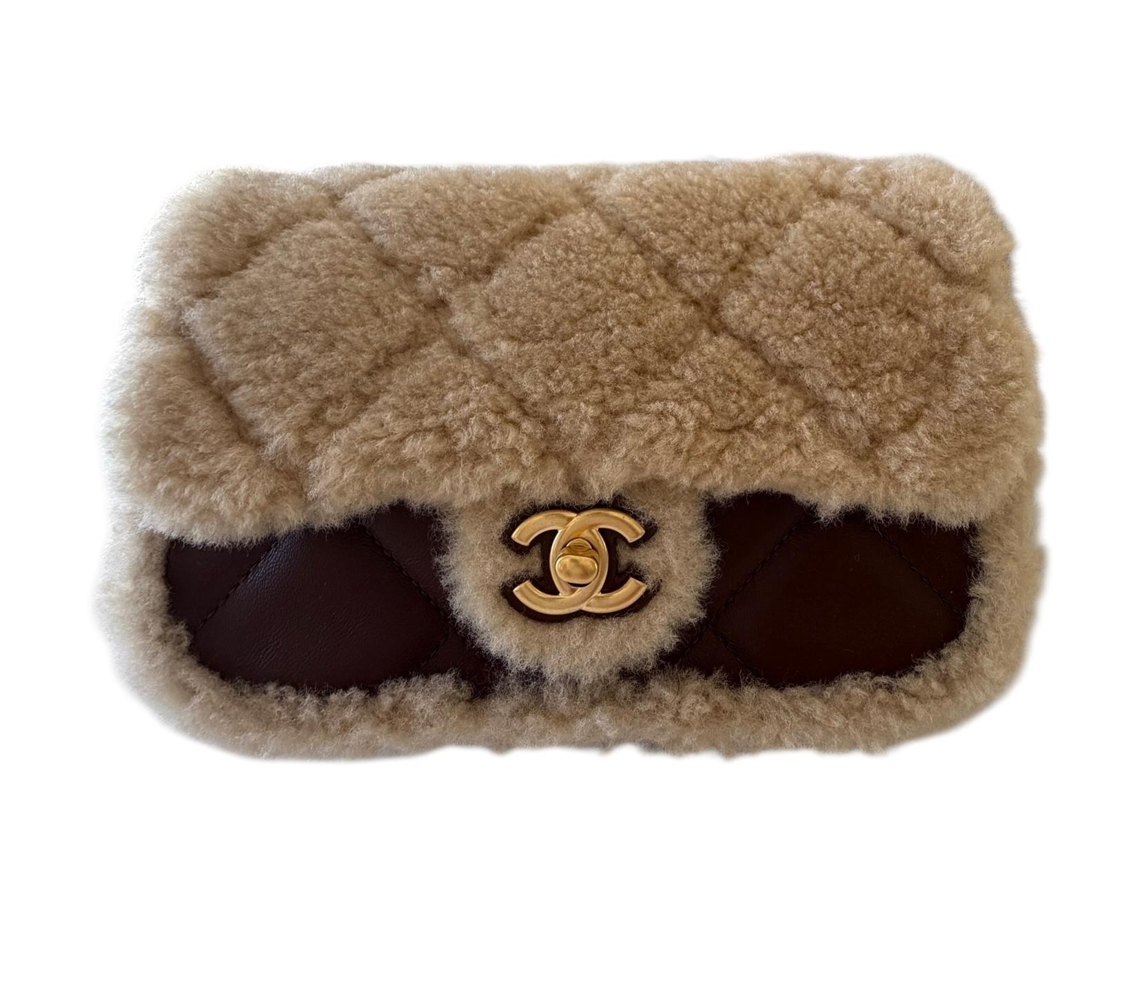 Chanel Mini sac à rabat en shearling Cuir d'agneau brun Quincaillerie en or brossé Fourrure Coco Chanel en vente 4