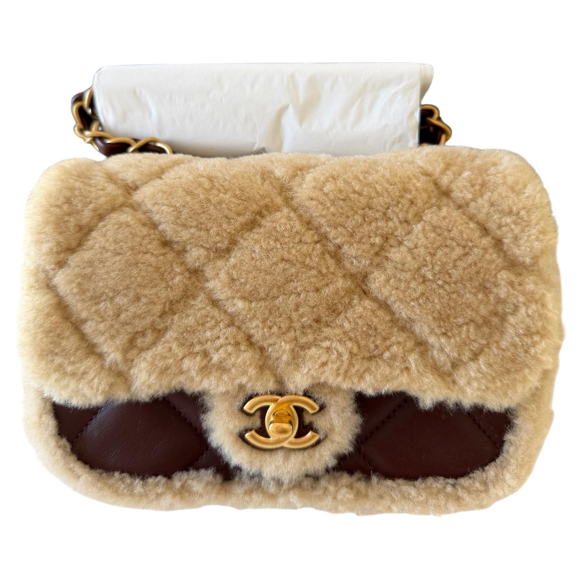 Chanel Mini sac à rabat en shearling Cuir d'agneau brun Quincaillerie en or brossé Fourrure Coco Chanel en vente