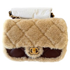 Chanel Mini Shearling Flap Bag Braunes Lammfell Gebürstet Gold Hardware Pelz Coco