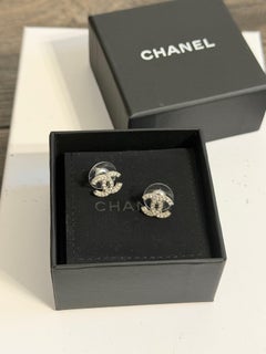 Pendientes de botón CHANEL Mini CC de plata con cristales