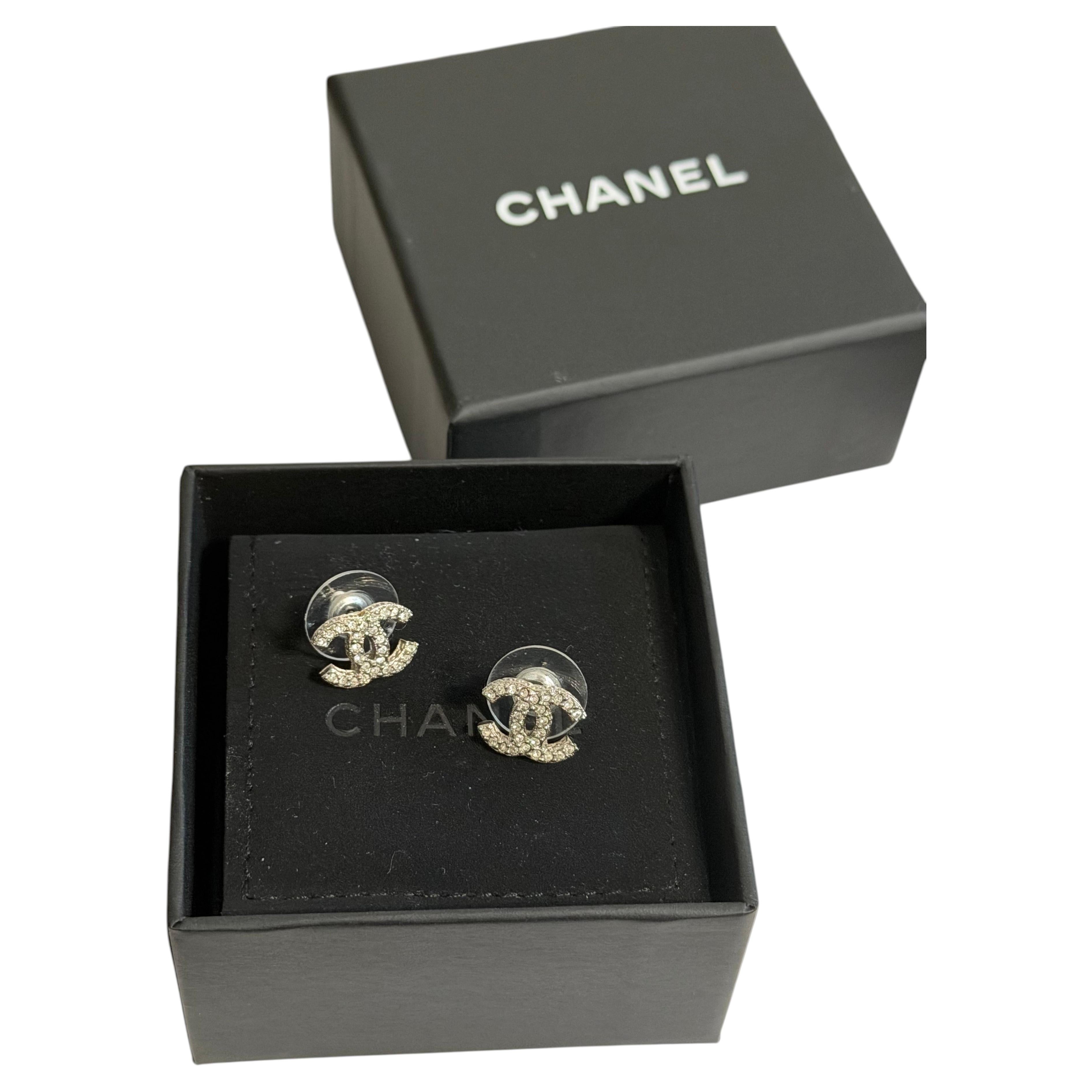 Pendientes de botón CHANEL Mini CC de plata con cristales en venta