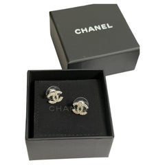 Pendientes de botón CHANEL Mini CC de plata con cristales