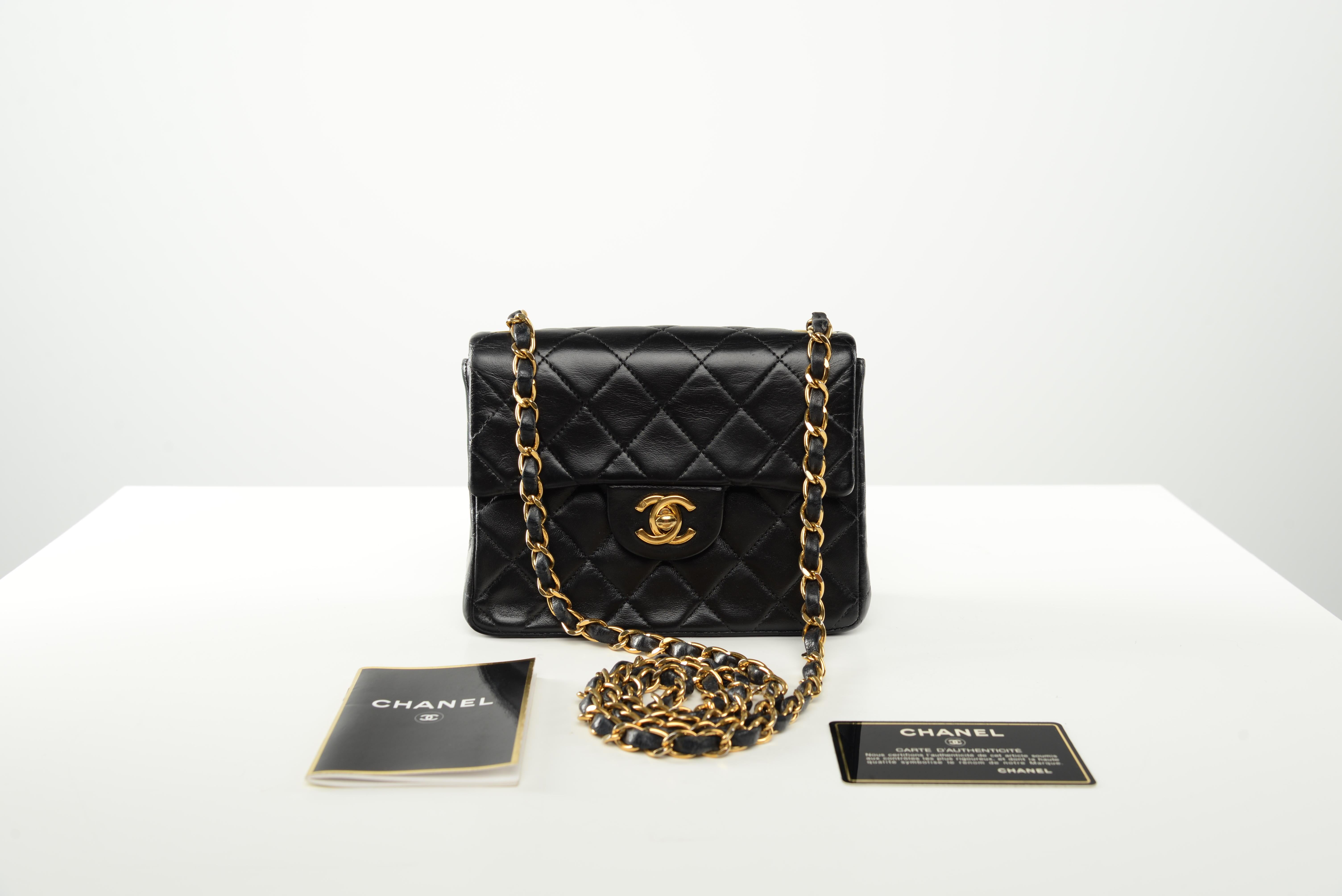 From the collection of SAVINETI we offer this Chanel Mini Square 7:
-	Brand: Chanel
-	Model: Mini Square 7
-	Year: 2000-2001
-	Code: 6519438
-	Condition: Good vintage condition
-	Materials: Lambskin leather, 24k gold-plated hardware
-	Extras:
