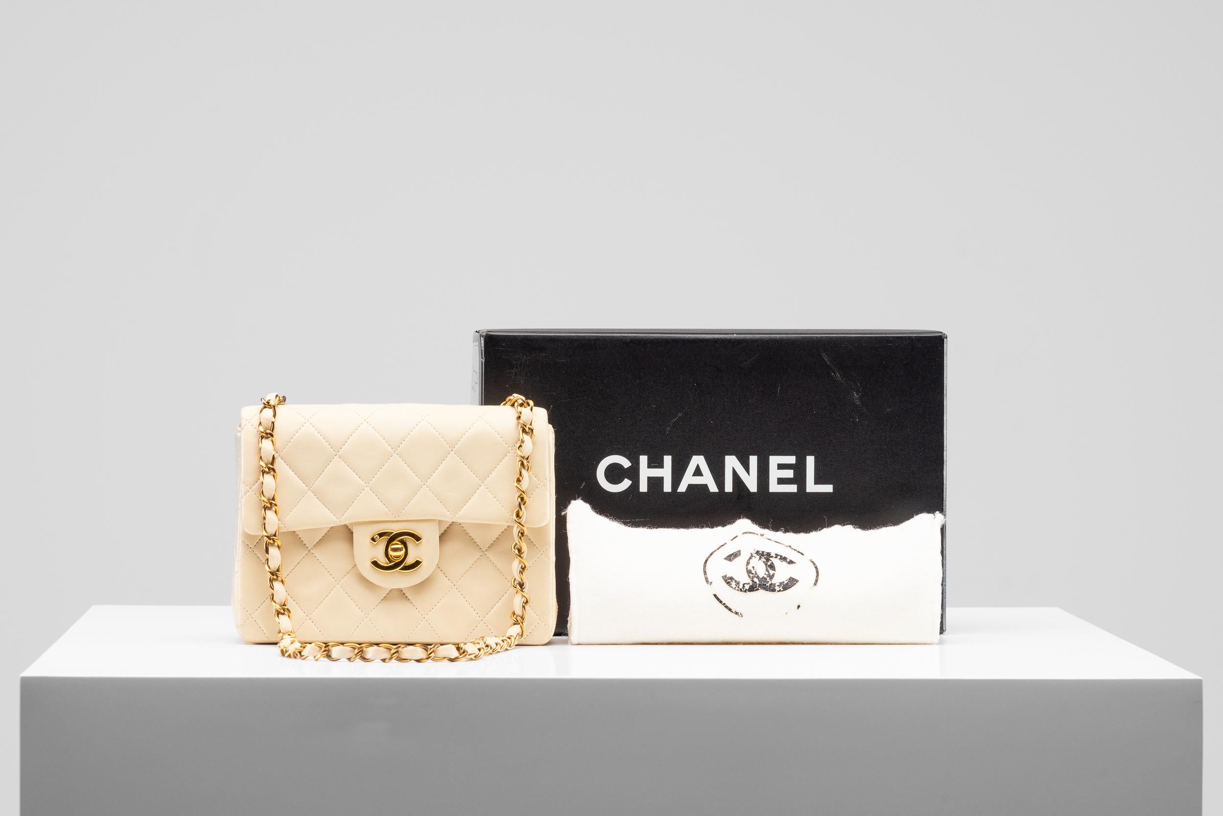 From the collection of SAVINETI we offer this Chanel Mini Square Flap bag:
- Brand: Chanel
- Model: Mini Square Flap
- Year: 1994-1996
- Code: 3049285
- Condition: Good 
- Materials: lambskin leather, 24k gold-plated hardware
- Extras: Hologram,