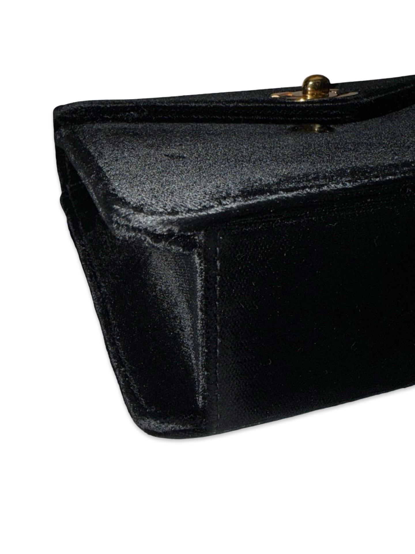 Chanel mini sac à bandoulière carré en velours noir à rabat classique en vente 7